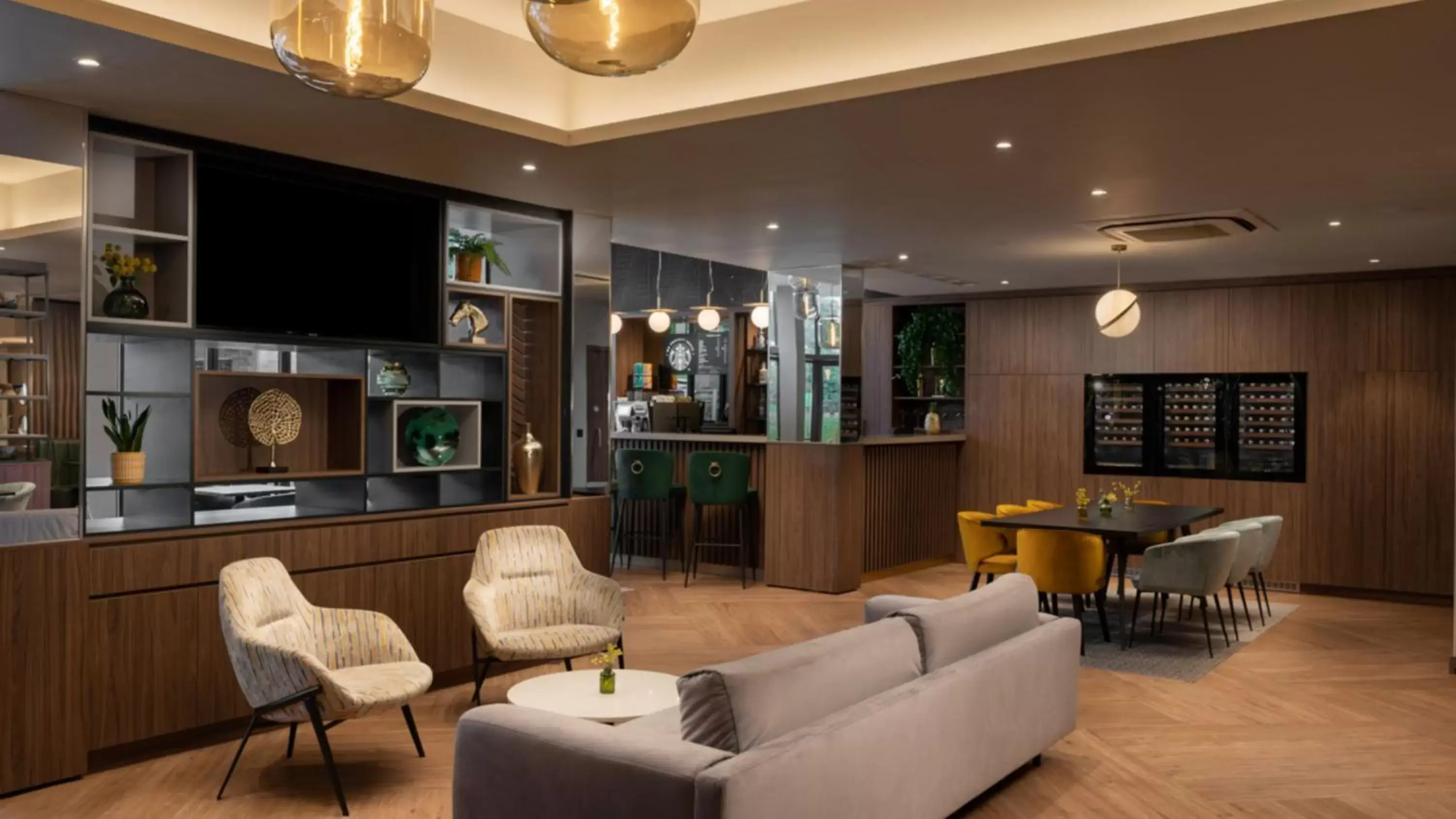 TV and multimedia, Lounge/Bar in Holiday Inn London Gatwick - Worth, an IHG Hotel