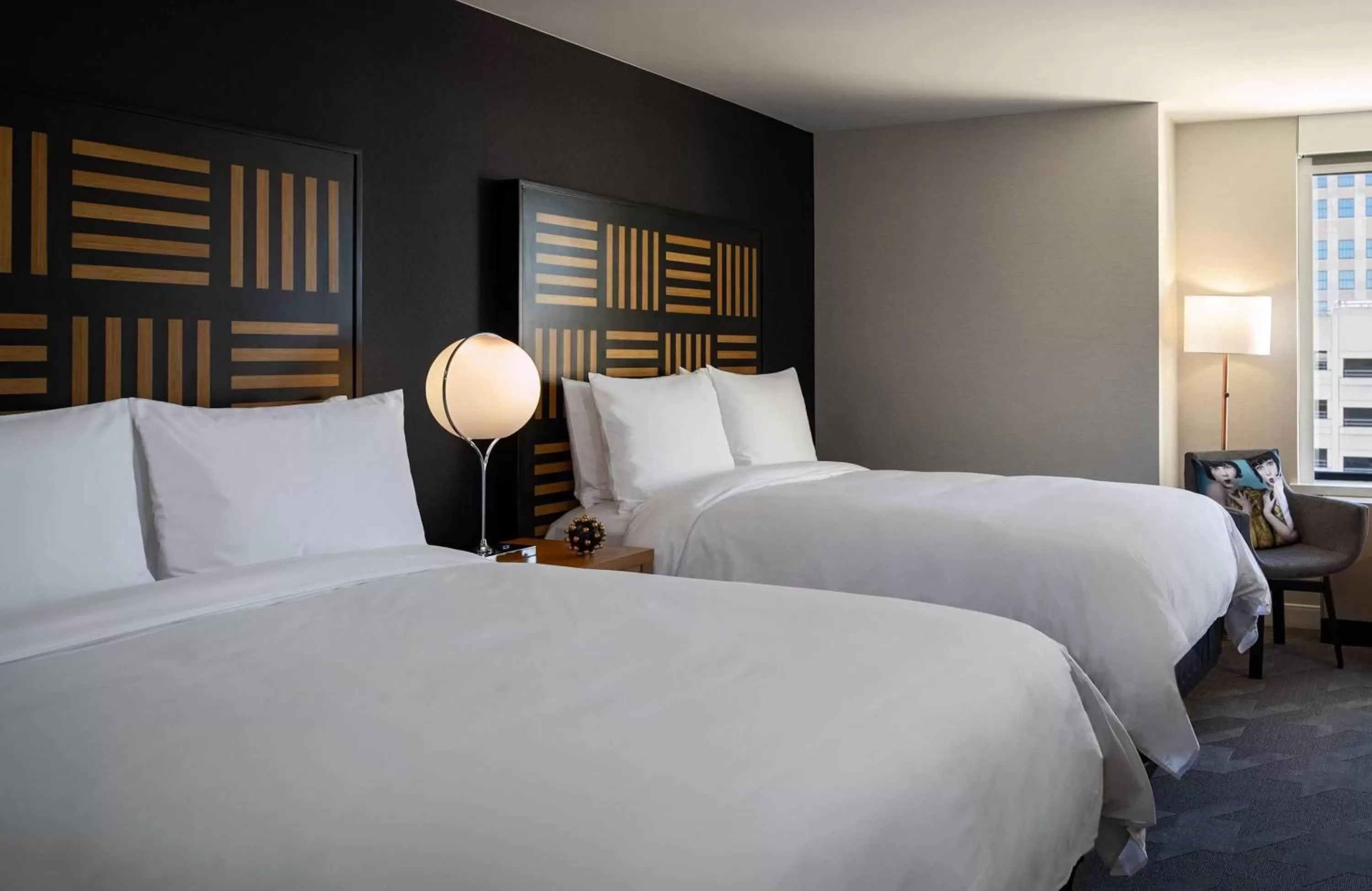 Bed in Renaissance Des Moines Savery Hotel