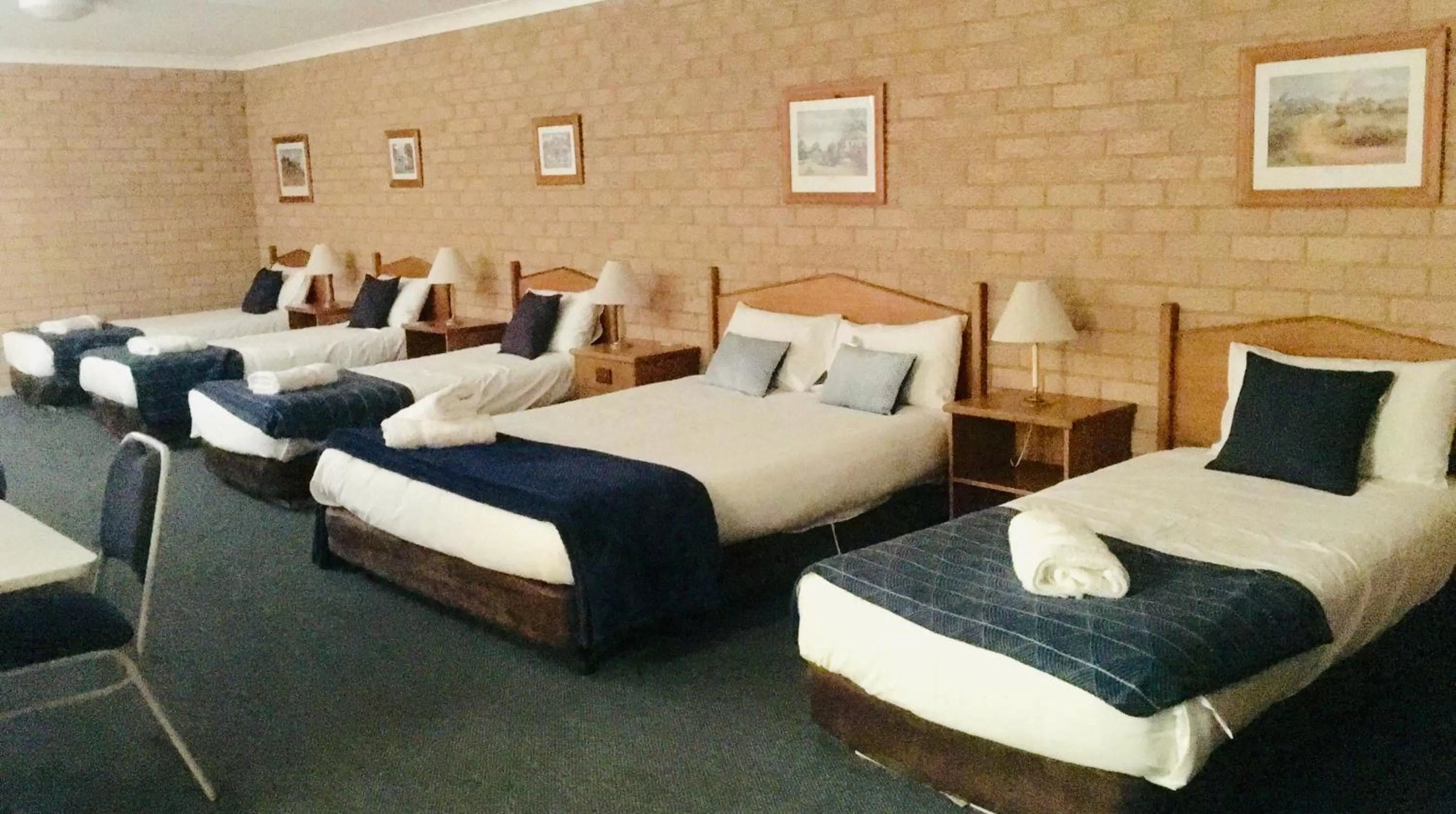 Bed in Golden Chain Aalana Motor Inn