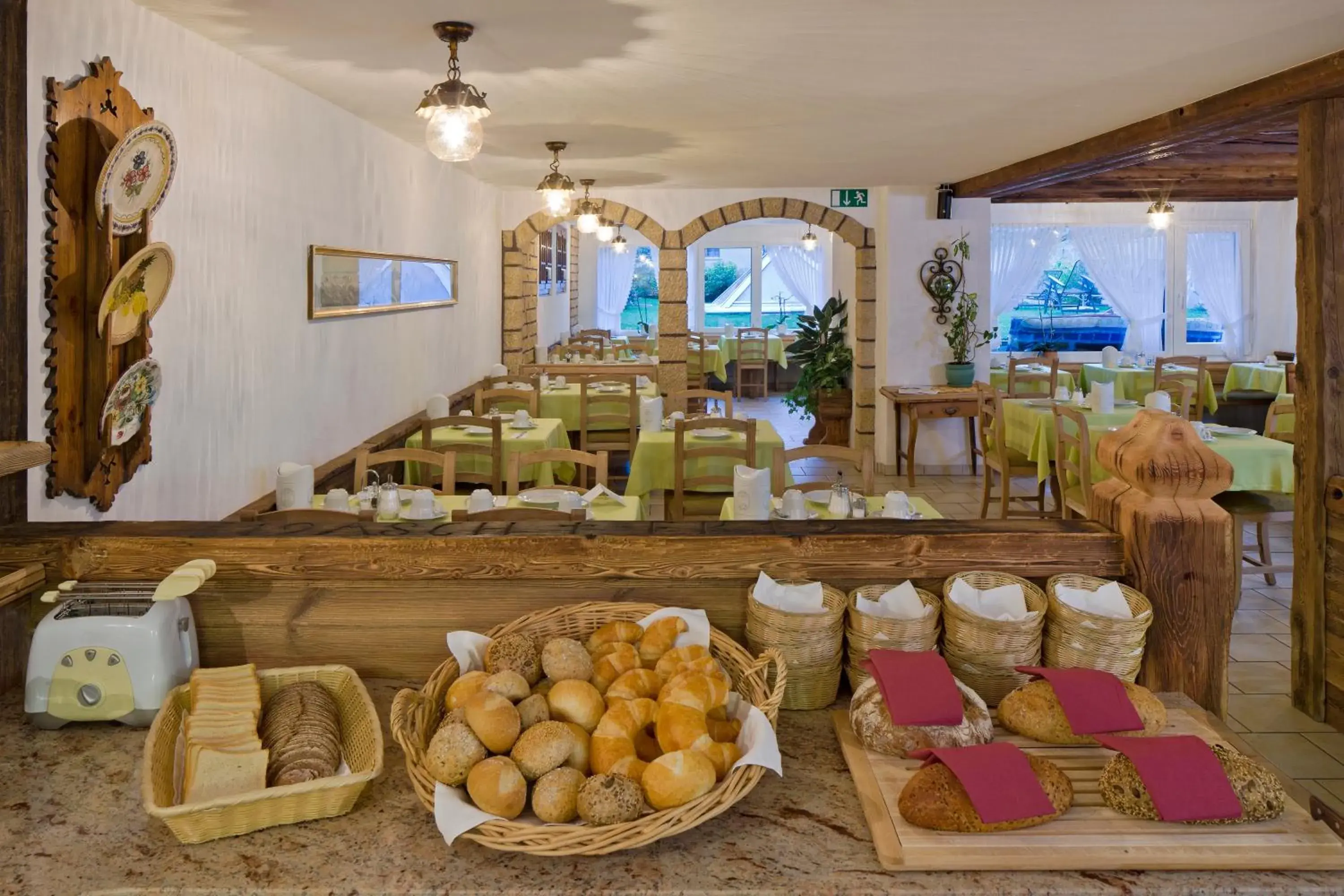 Restaurant/places to eat in Hotel Antika