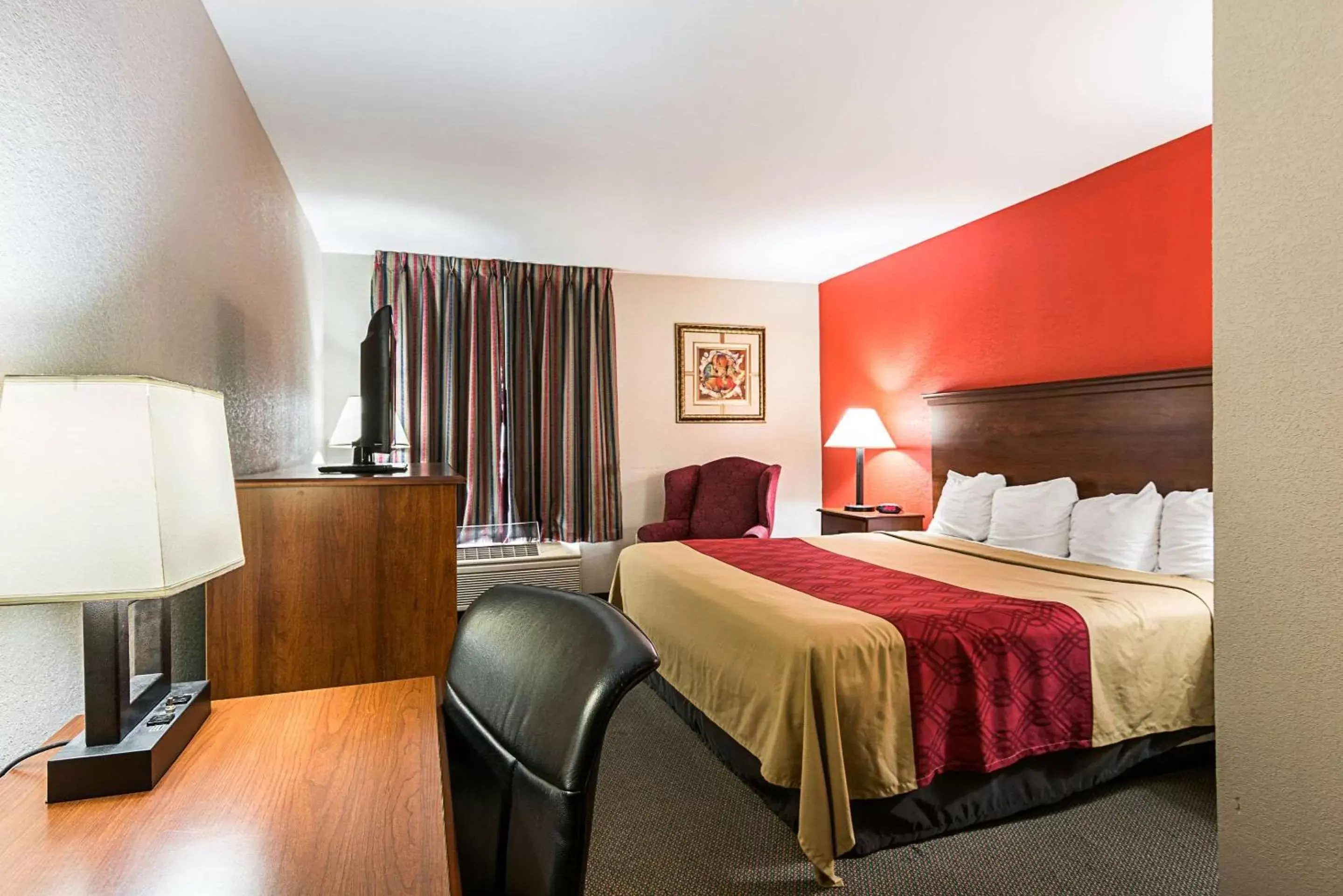 Photo of the whole room, Bed in Econo Lodge Andrews AFB Photo of the whole room, Bed in Econo Lodge Andrews AFB