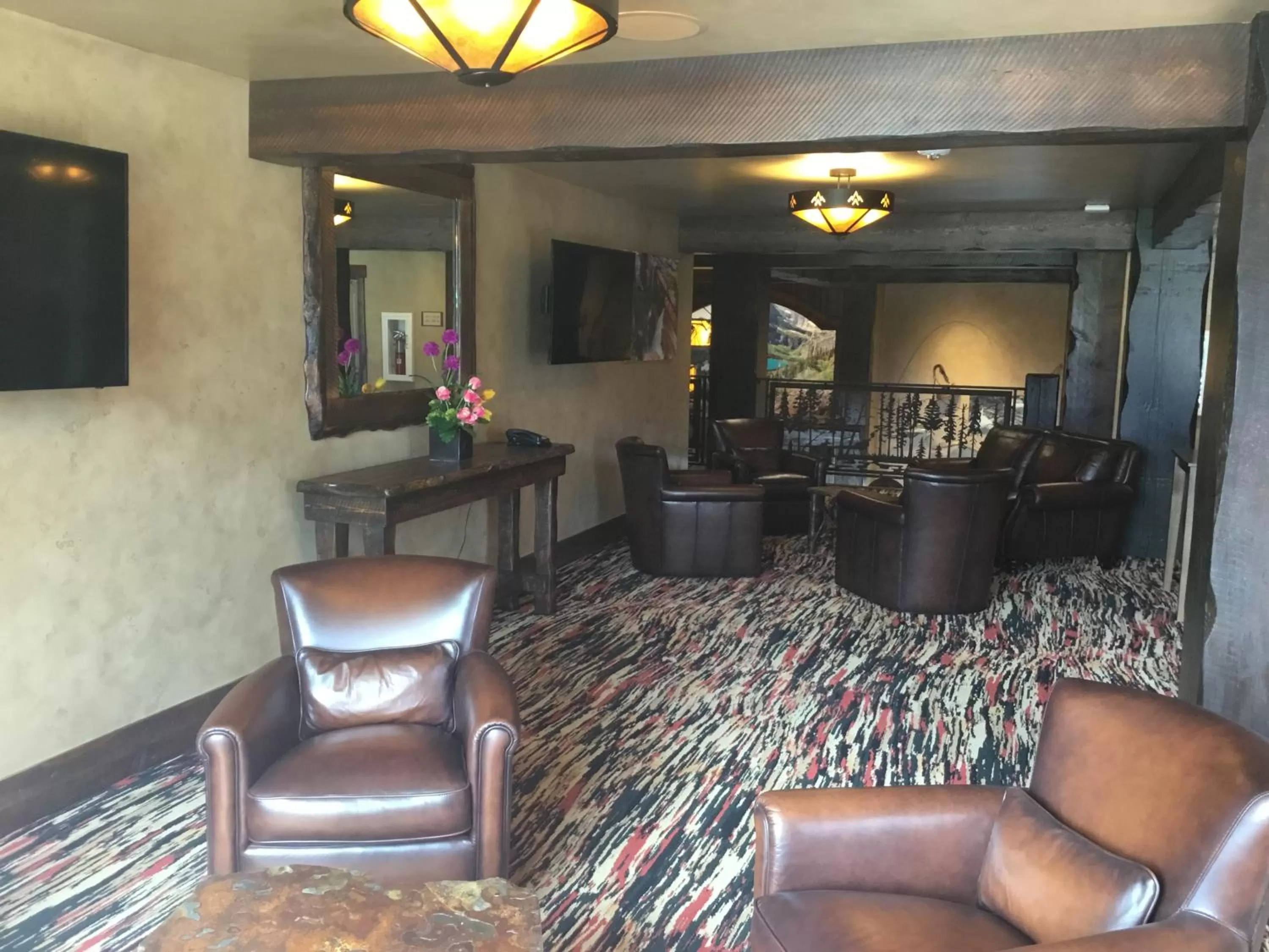 Communal lounge/ TV room in Glacier International Lodge