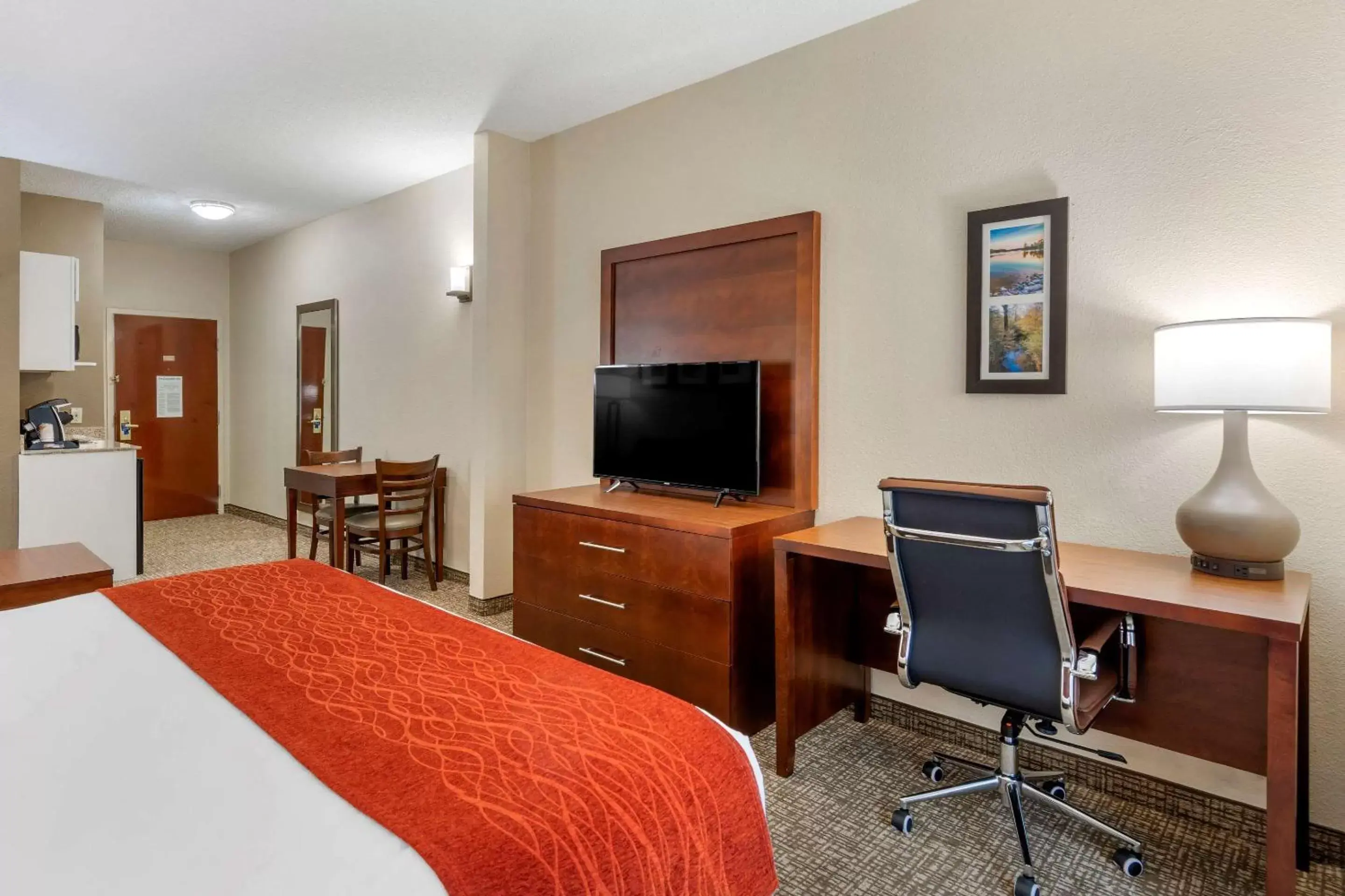 Photo of the whole room, TV/Entertainment Center in Comfort Inn & Suites