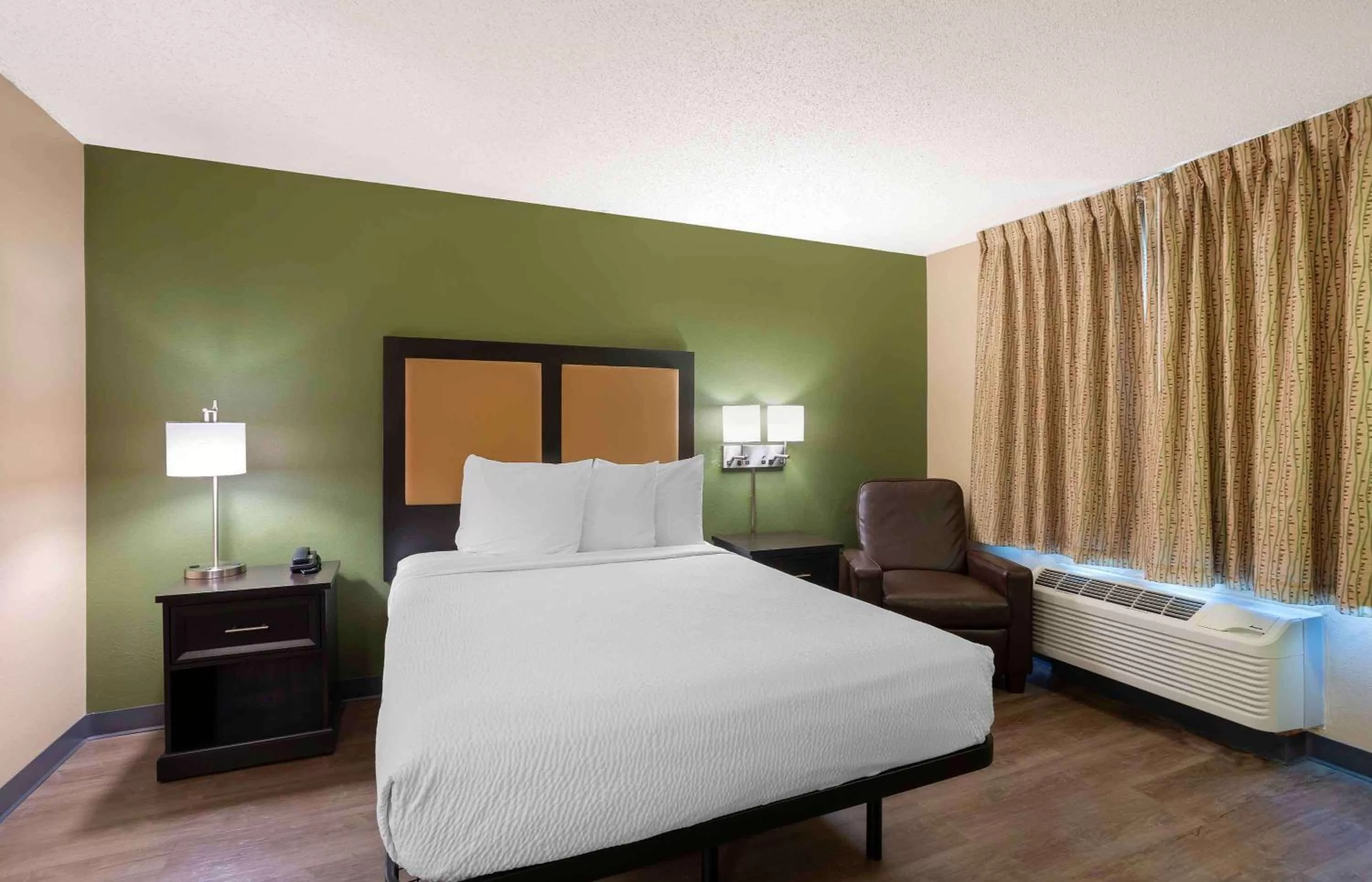 Bedroom, Bed in Extended Stay America Select Suites - Springfield - South