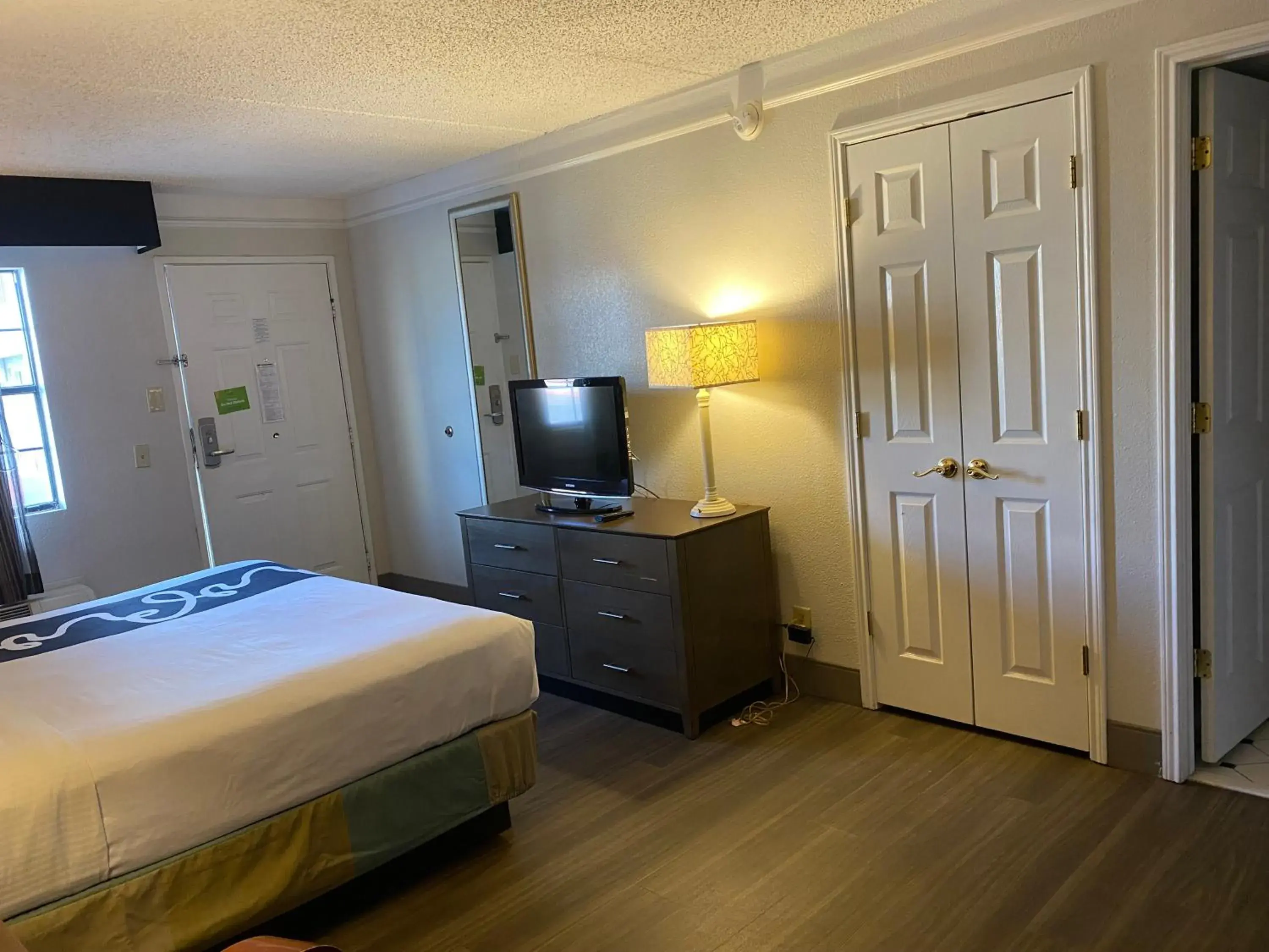 Seating area, TV/Entertainment Center in La Quinta Inn by Wyndham Corpus Christi North