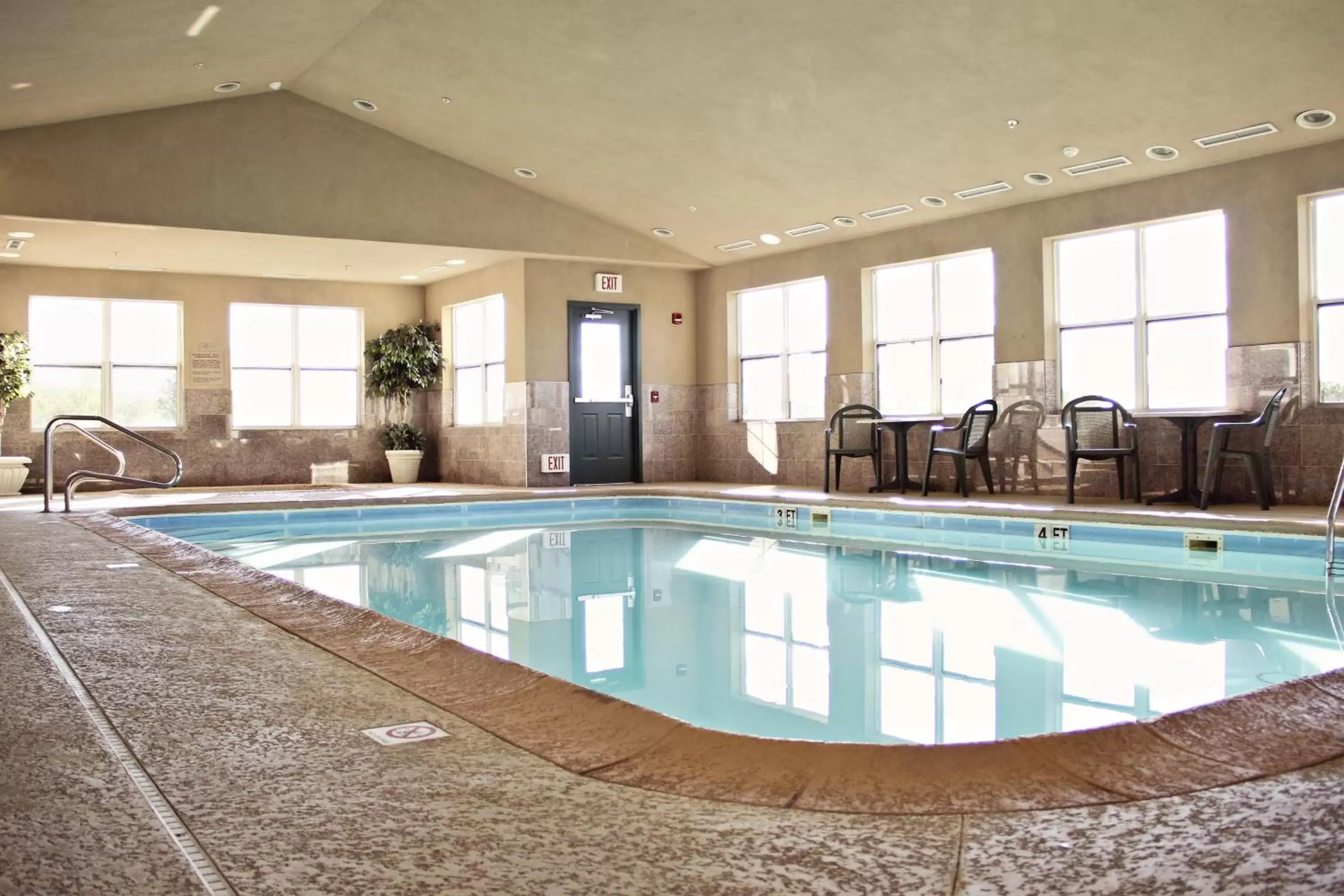 Business facilities, Swimming Pool in Country Inn & Suites by Radisson, Frackville (Pottsville), PA