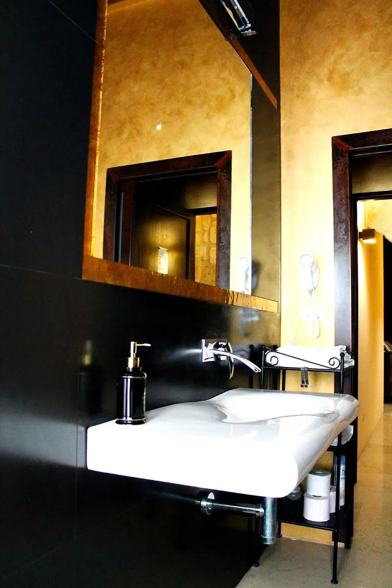 Deluxe Double Room with Extra Bed in Il Mulino di Amleto - Bed and Breakfast letterario Deluxe Double Room with Extra Bed in Il Mulino di Amleto - Bed and Breakfast letterario