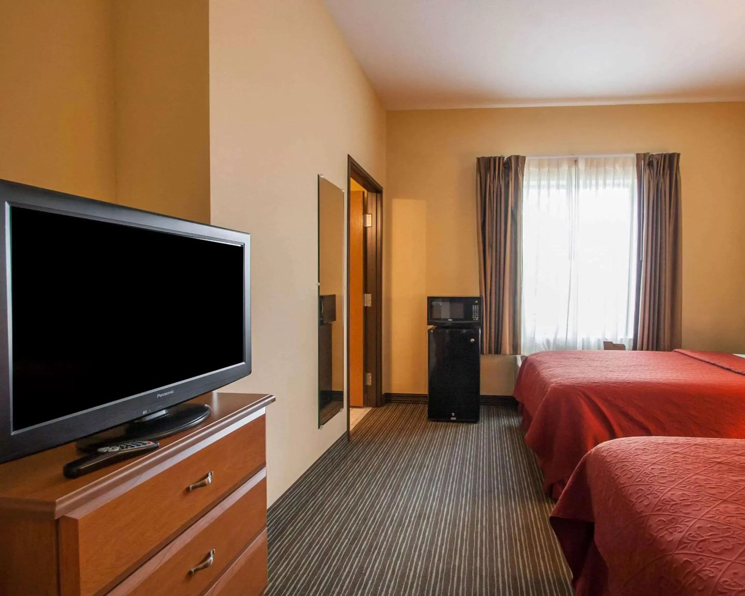 Photo of the whole room, TV/Entertainment Center in Quality Inn Joplin I-44