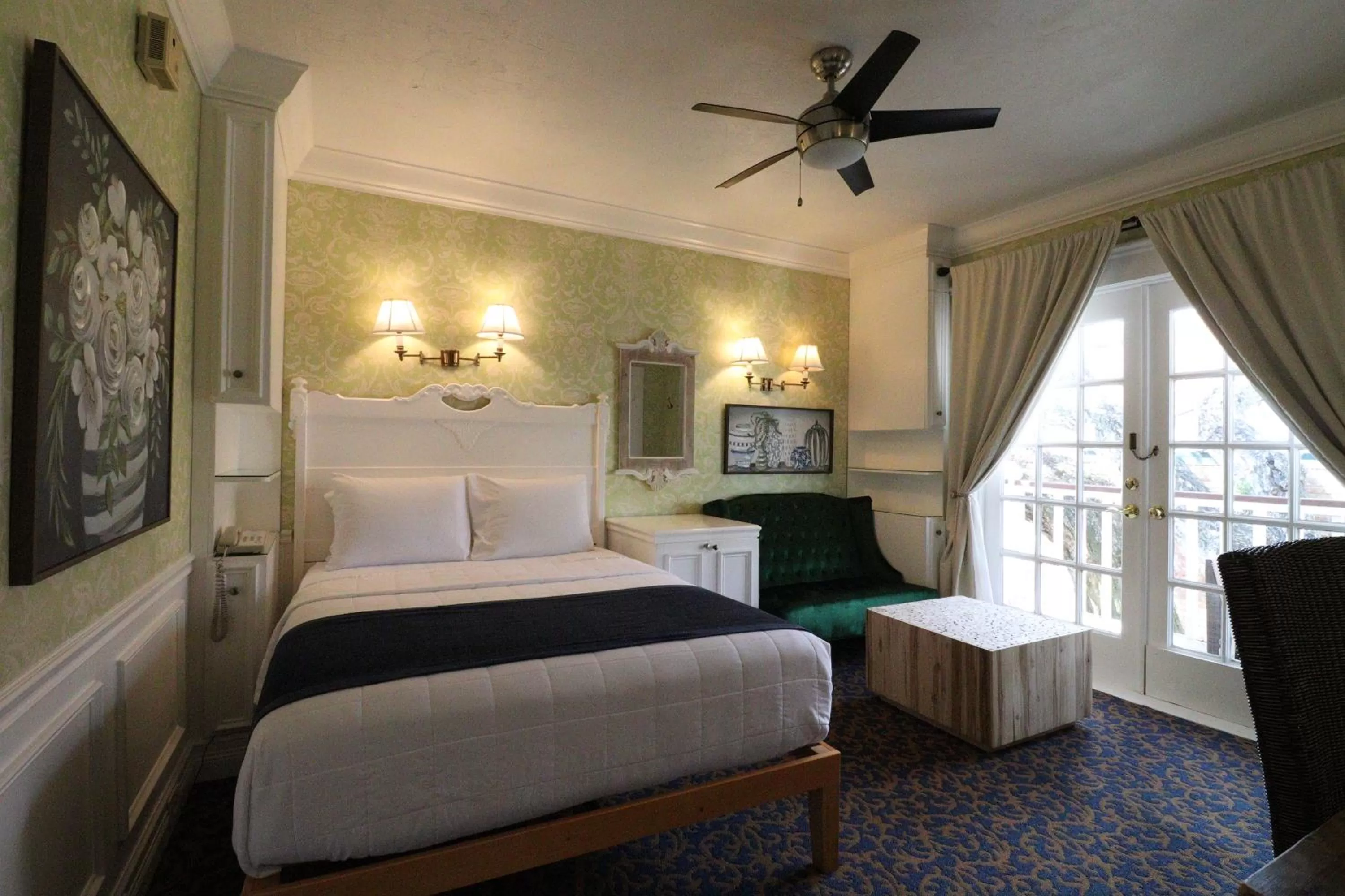 Bed in The Riverview Hotel - New Smyrna Beach