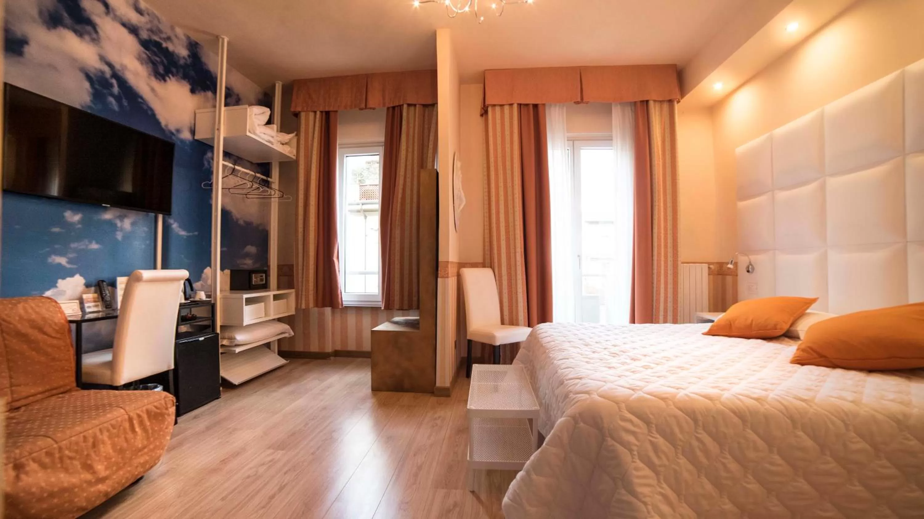 Communal lounge/ TV room, Bed in Hotel Jane