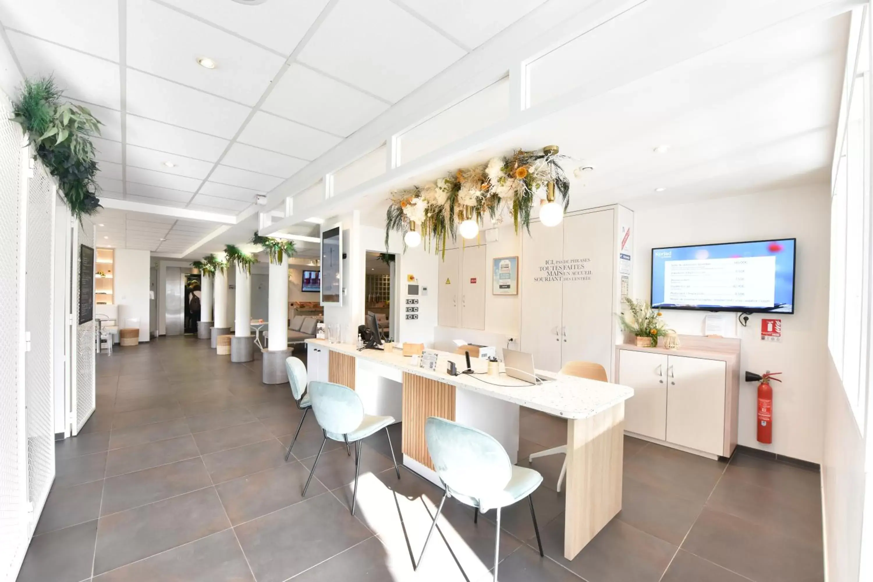 Lobby or reception, Restaurant/Places to Eat in Hôtel Kyriad La Rochelle Centre Ville