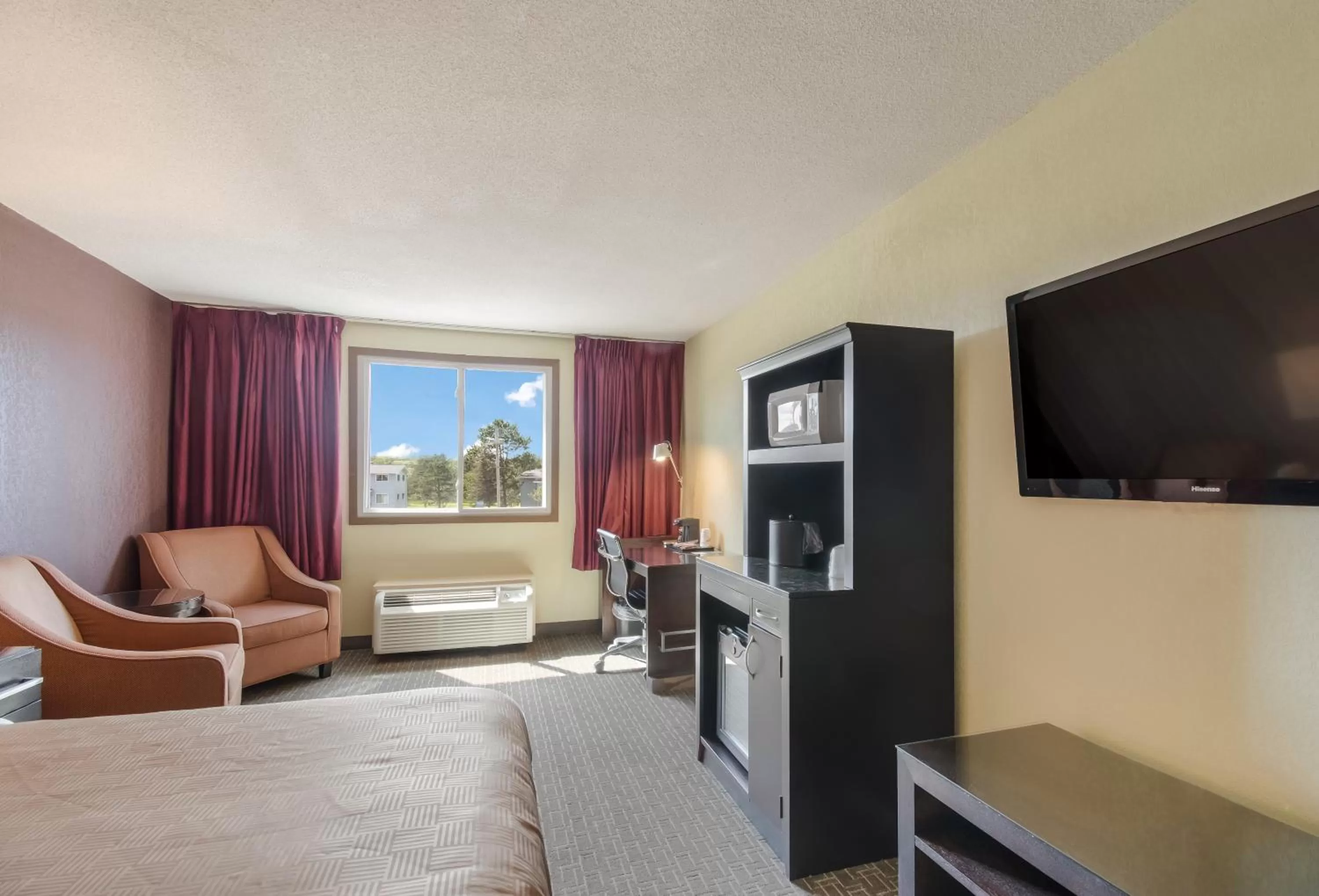 TV/Entertainment Center in Clarion Inn