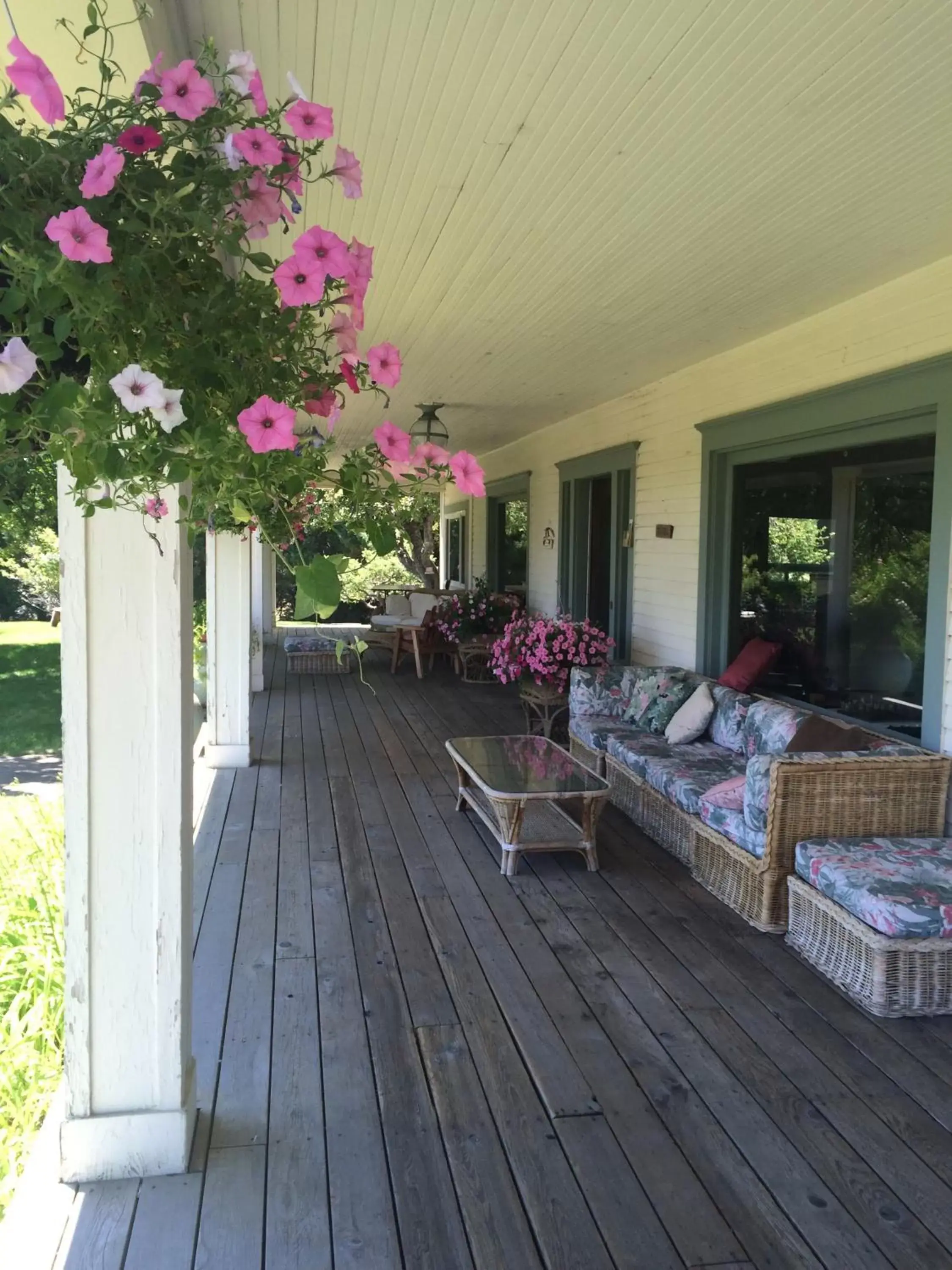 Patio in Mount Shasta Ranch Bed and Breakfast