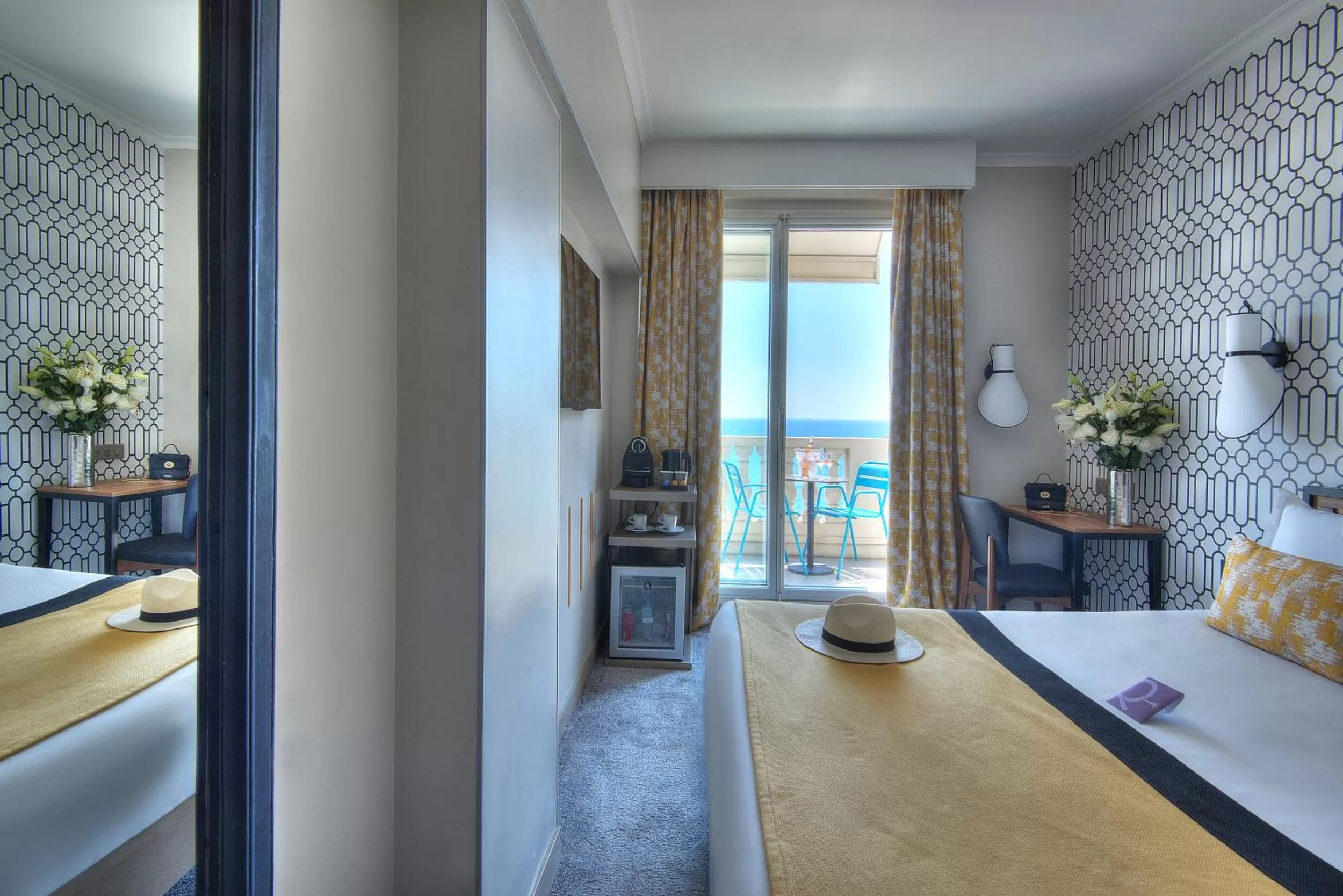 Balcony/Terrace, Bed in Mercure Nice Marché Aux Fleurs