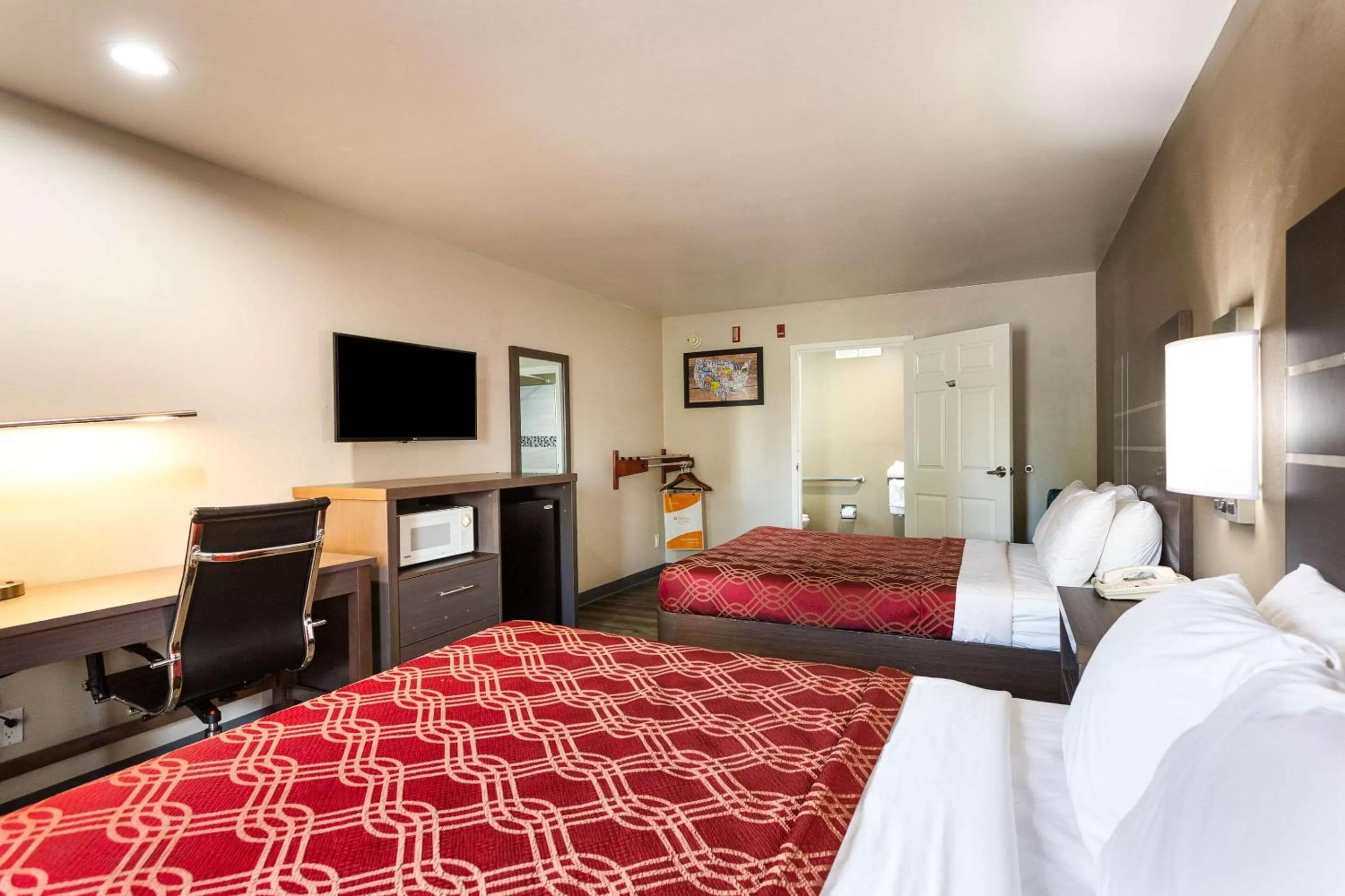 Photo of the whole room, Bed in Econo Lodge Inn & Suites Murfreesboro Shopping District