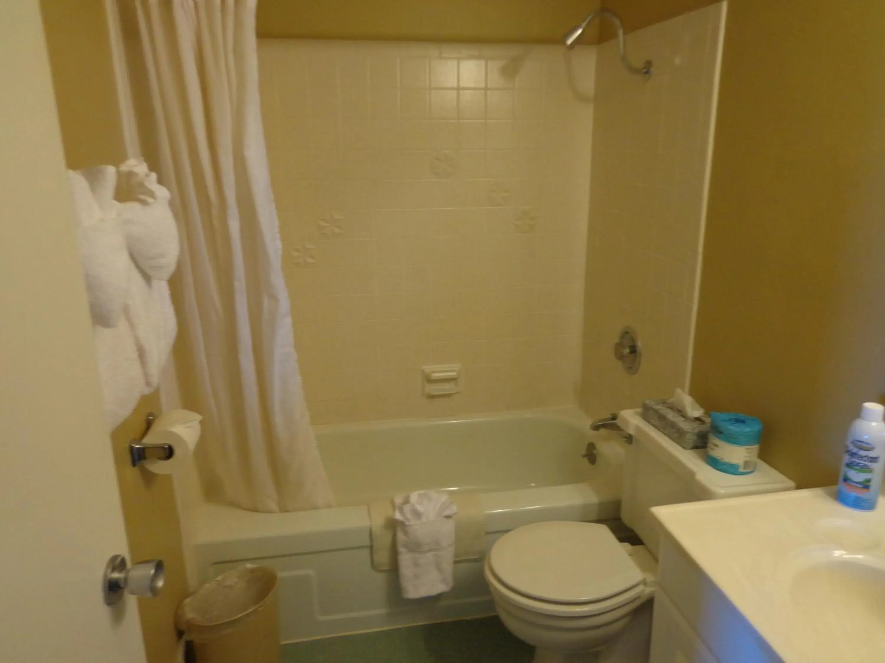 Toilet, Bathroom in Ocean Shores Inn & Suites