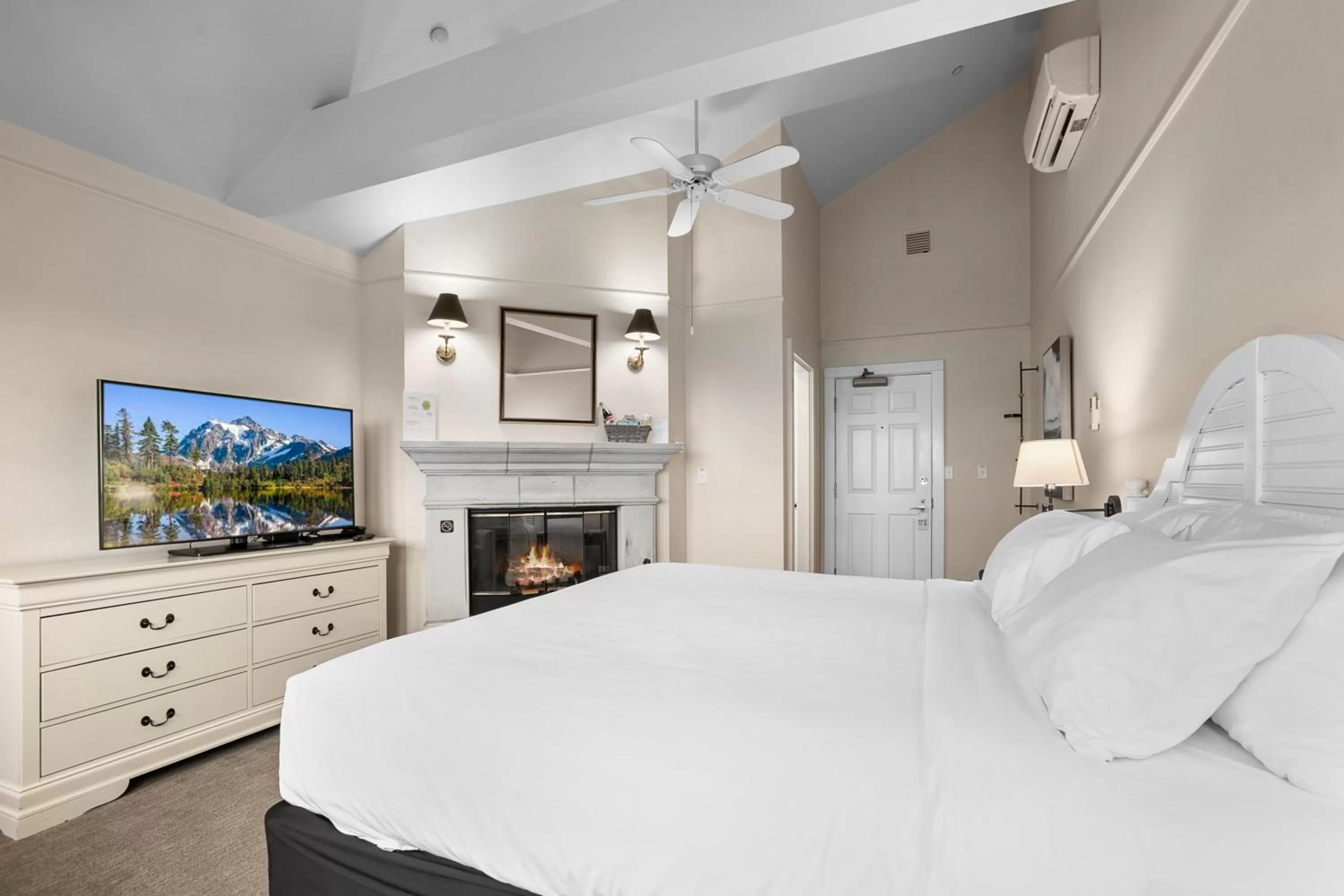 Bedroom, Bed in Saratoga Inn