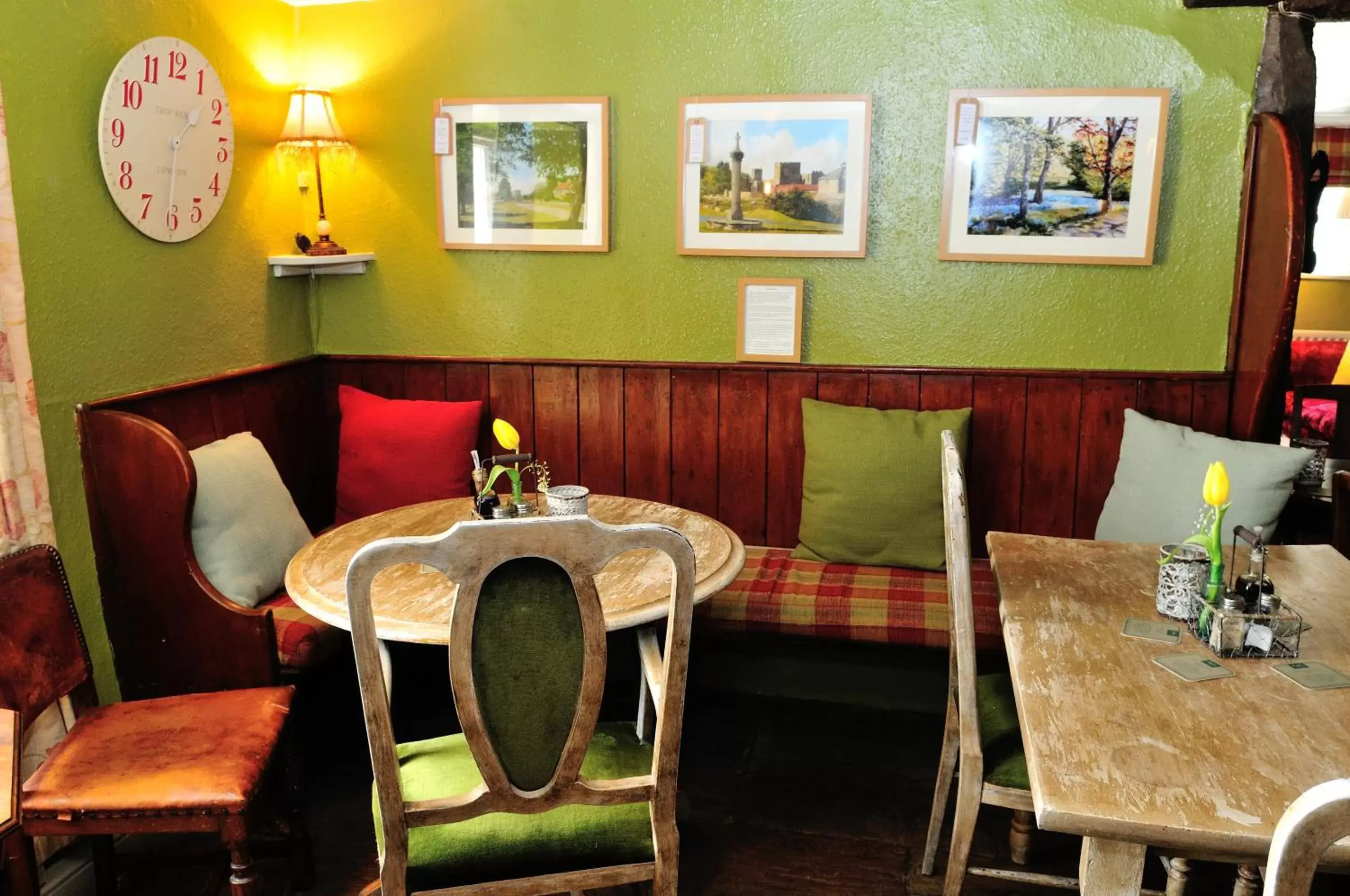 Lounge or bar, Restaurant/Places to Eat in The Castle Arms Inn