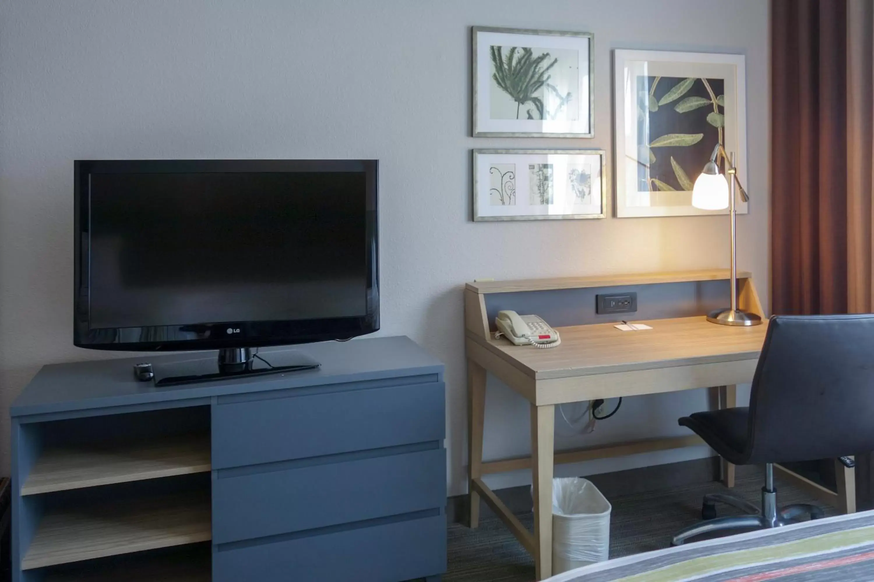 One-Bedroom King Suite in Country Inn & Suites by Radisson, Washington, D.C. East - Capitol Heights, MD One-Bedroom King Suite in Country Inn & Suites by Radisson, Washington, D.C. East - Capitol Heights, MD