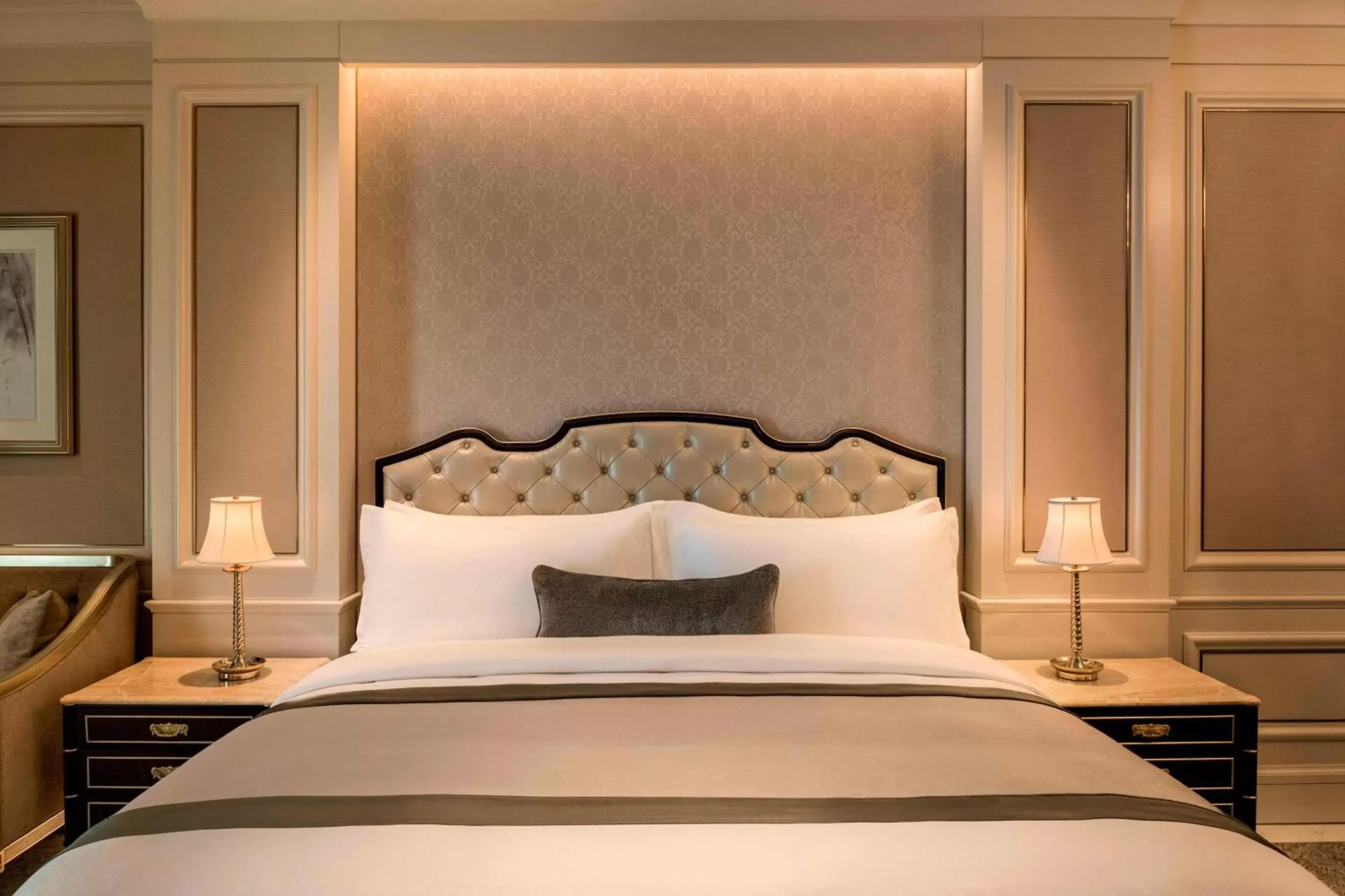 Photo of the whole room, Bed in The St. Regis Zhuhai