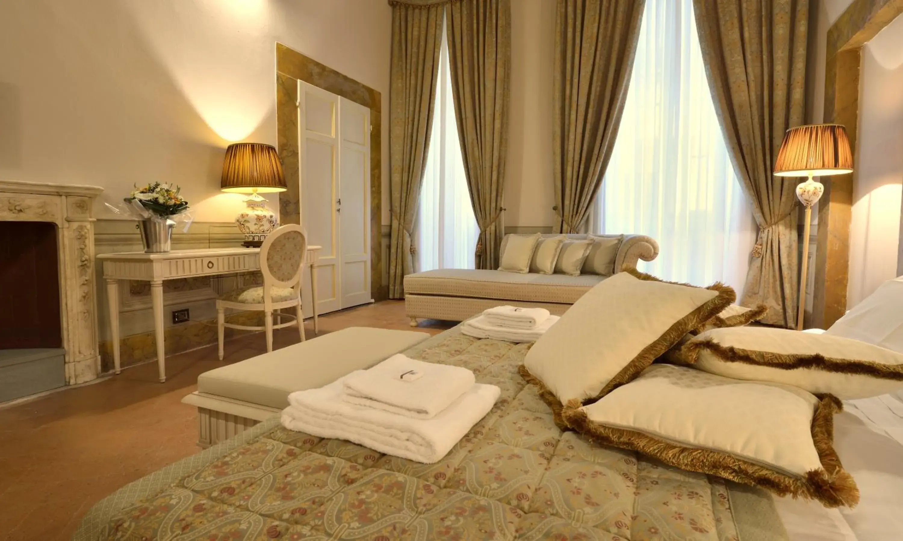 Photo of the whole room, Bed in Palazzo Guicciardini