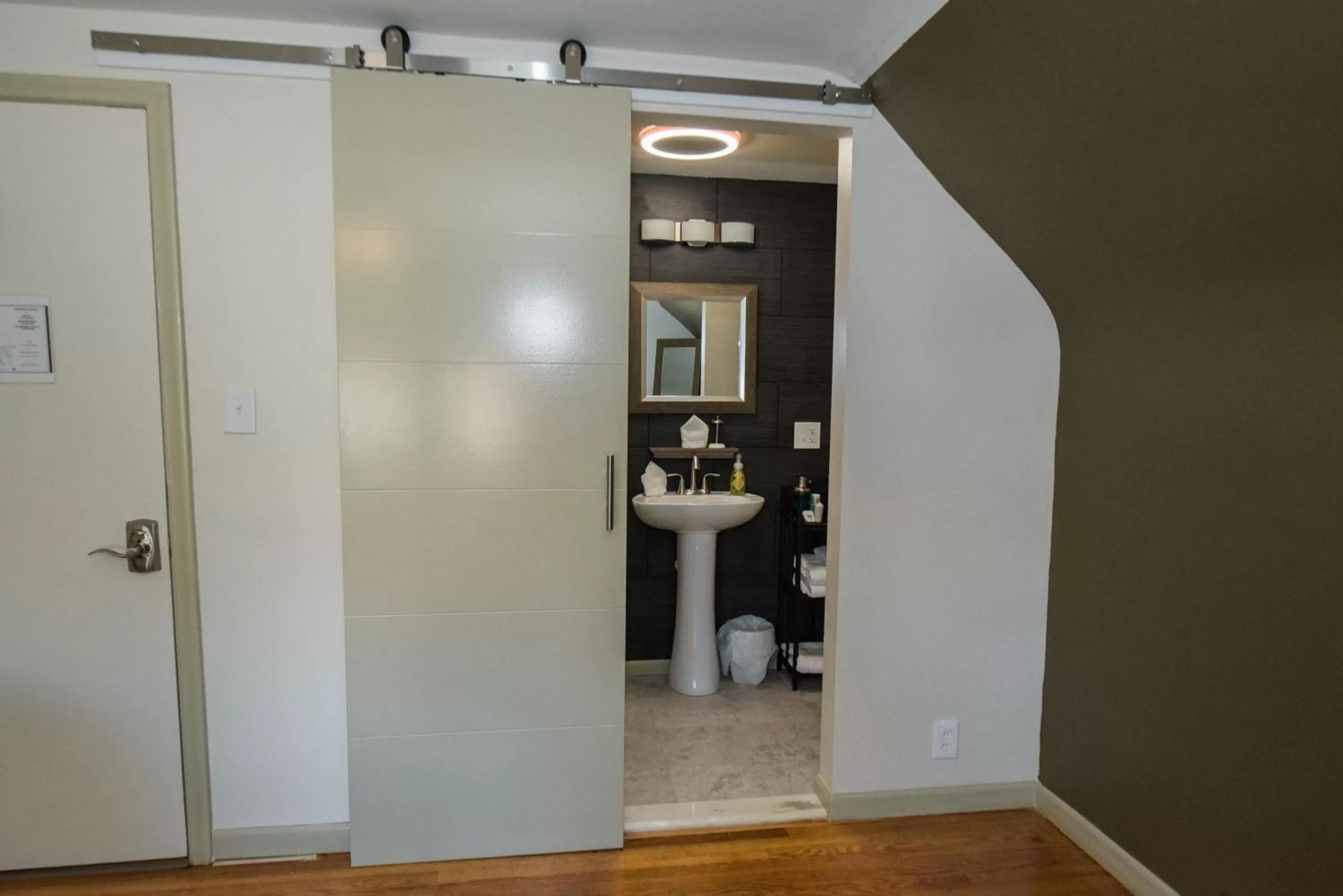 Bathroom in The Little Italy of Niagara Falls Bed & Breakfast