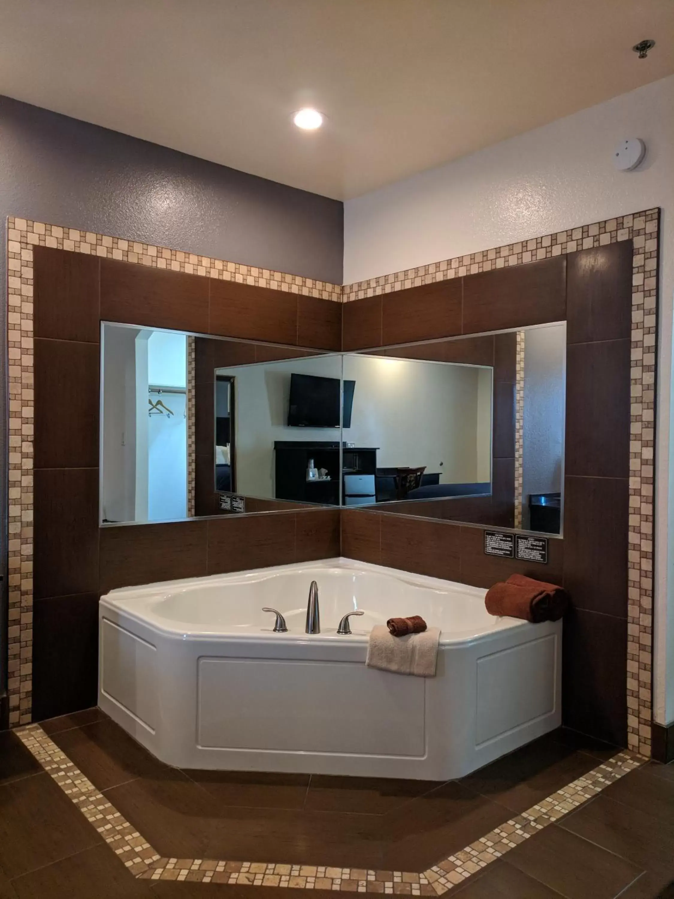 Hot Tub, Bathroom in Americas Best Value Inn - Brownsville