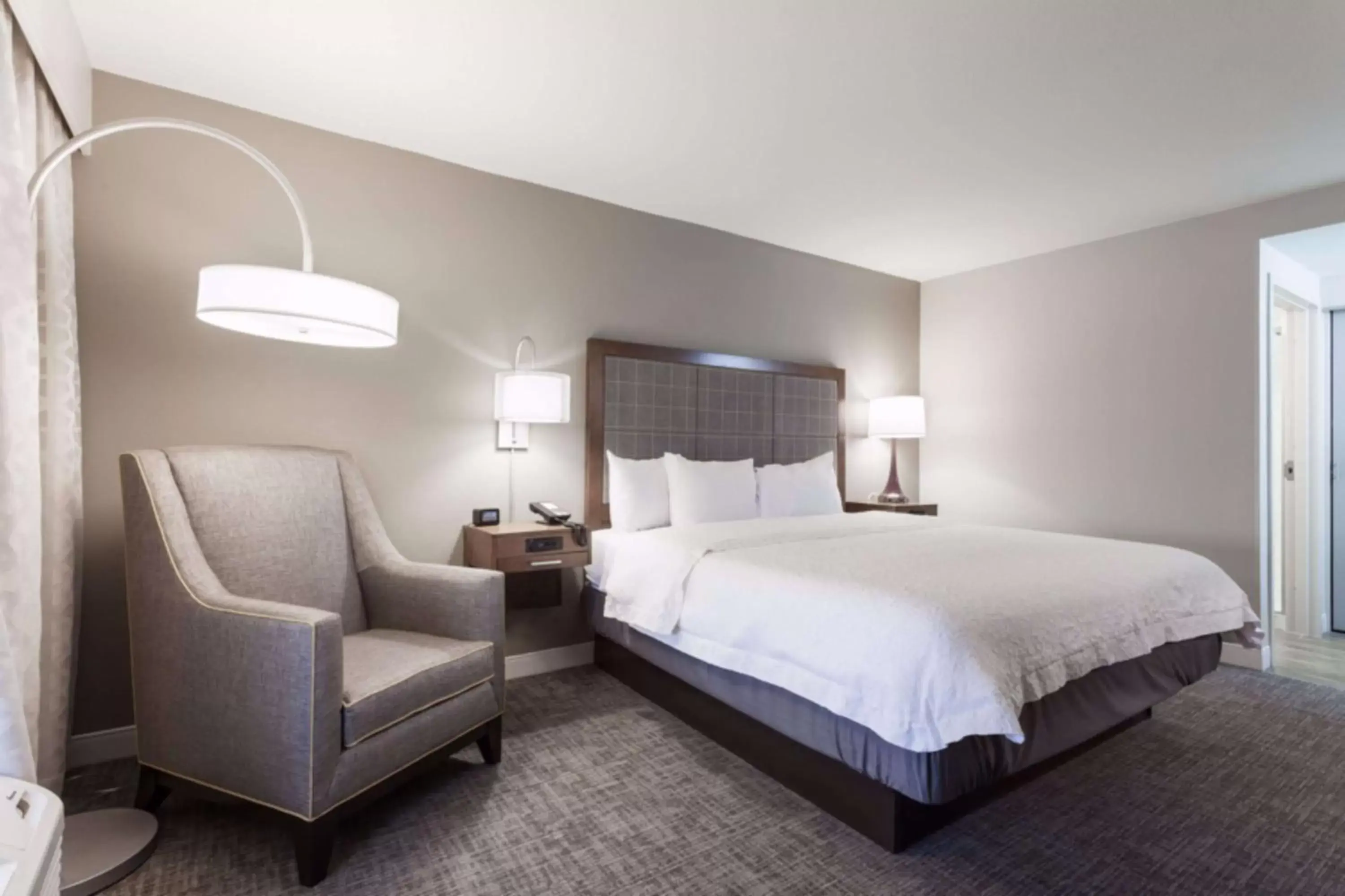 Bed in Hampton Inn & Suites Dallas DFW Airport North Grapevine