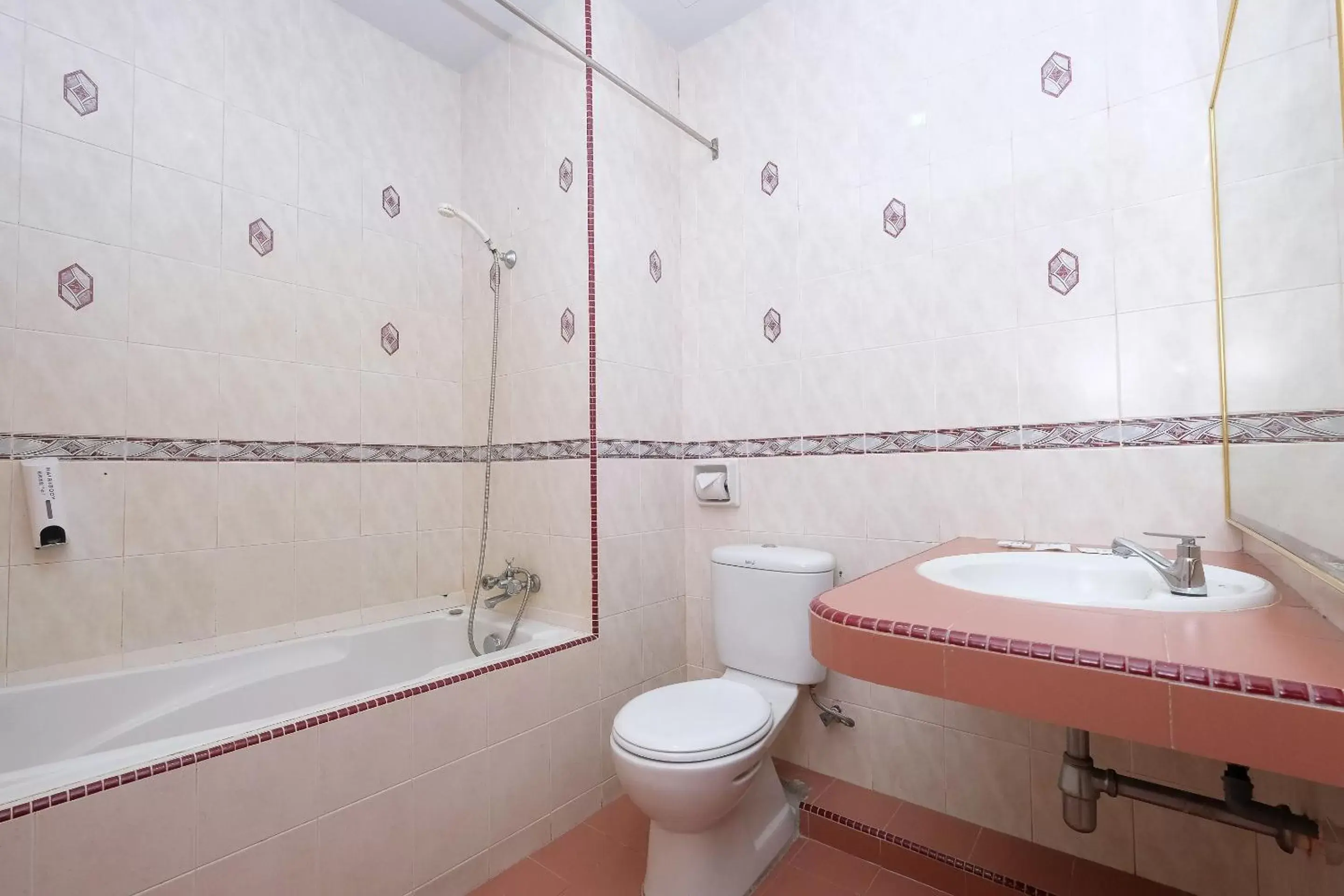 Bathroom in Super OYO 1236 Hotel Green Park