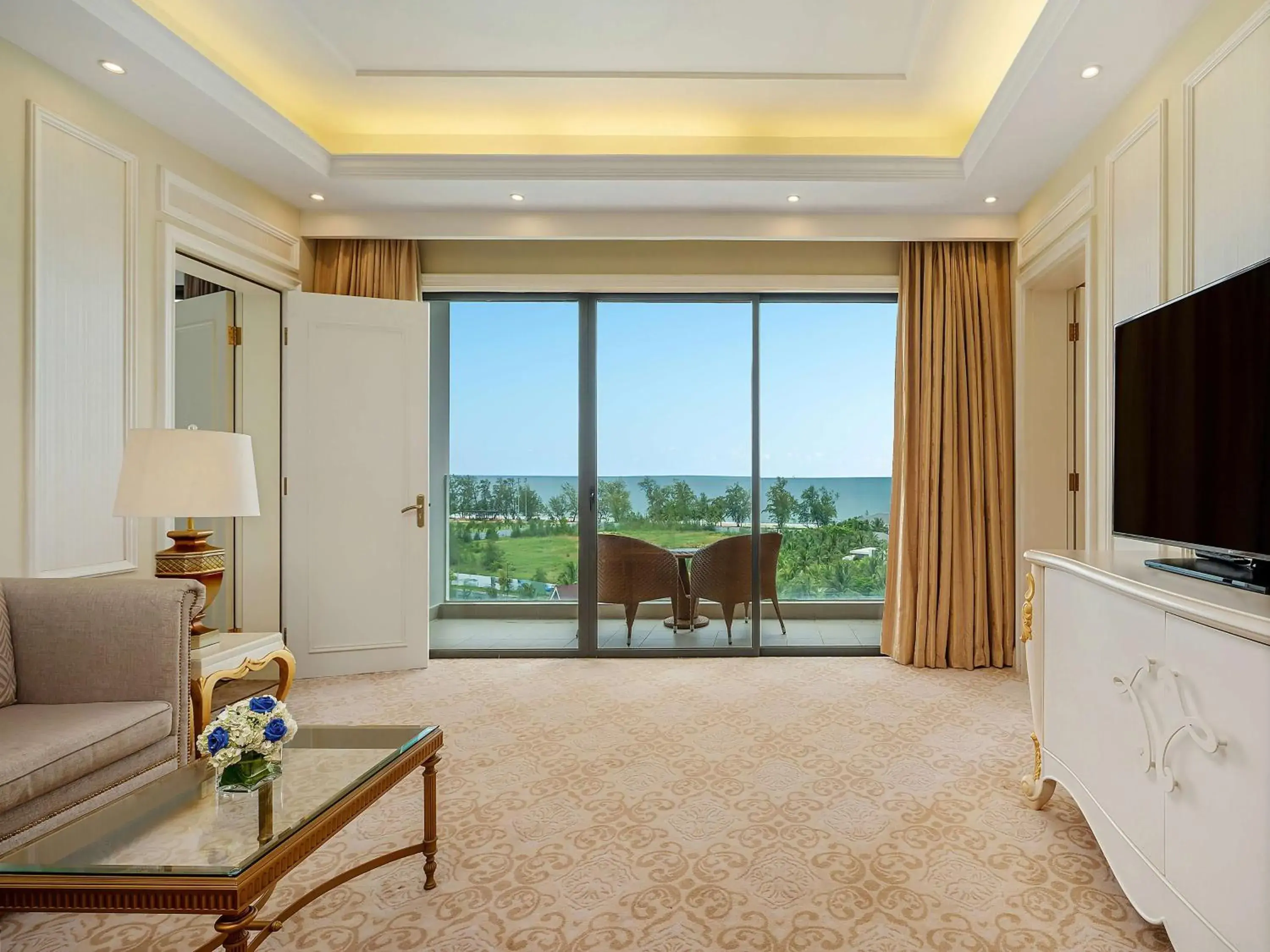 Kitchen or kitchenette, Seating Area in Radisson Blu Resort Phu Quoc