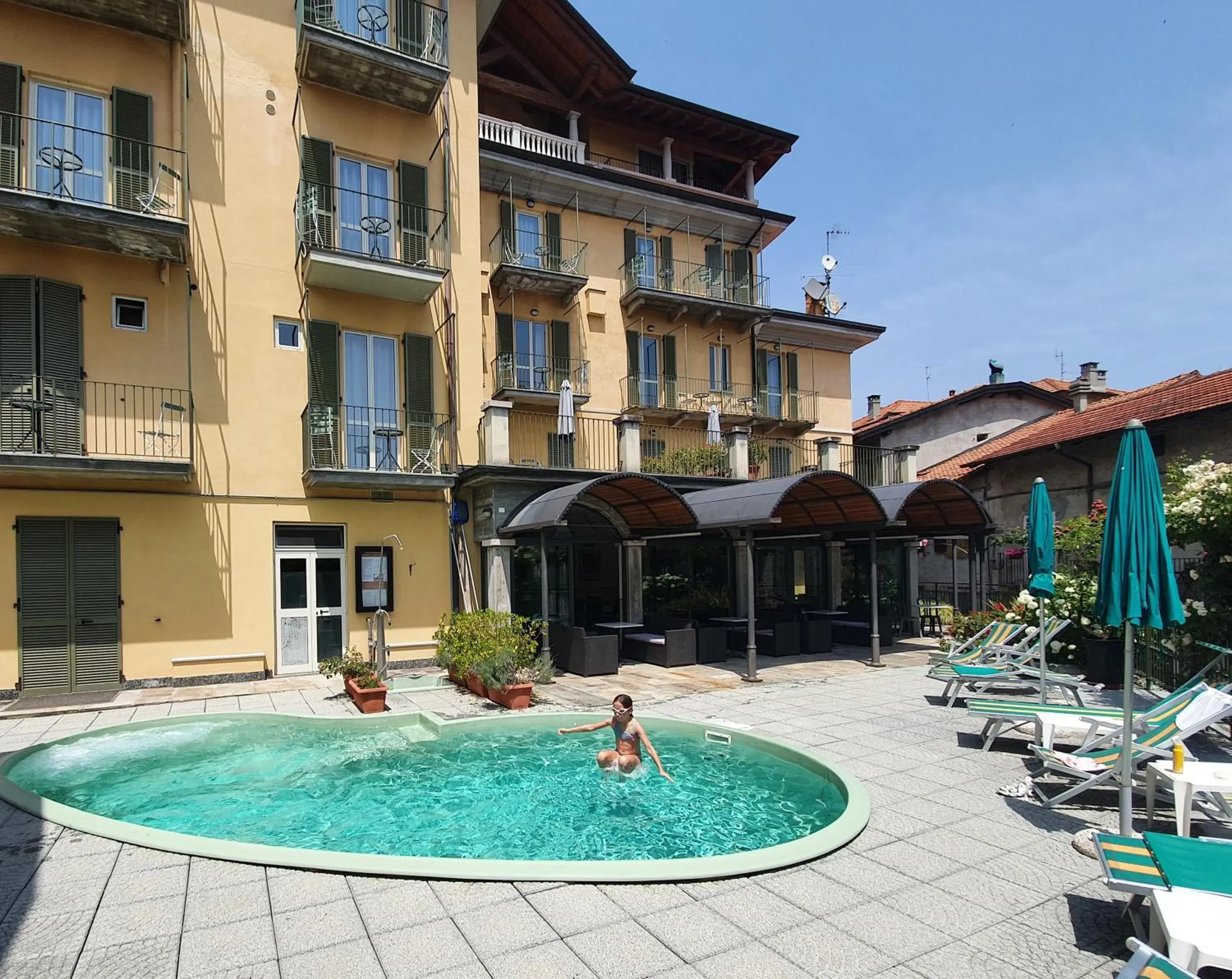 Swimming pool, Property Building in Hotel Azalea