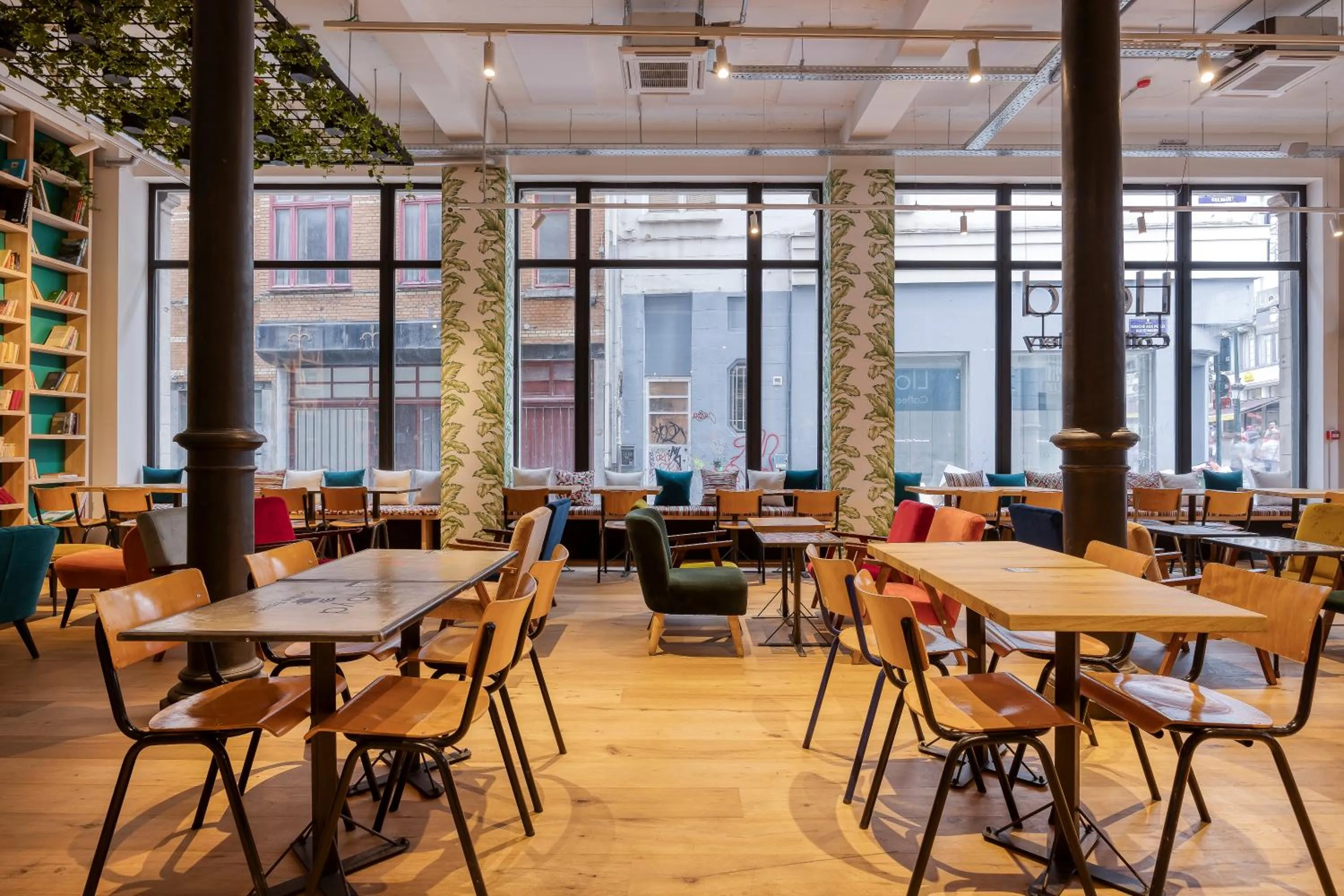 Restaurant/places to eat in Aris Grand Place Hotel