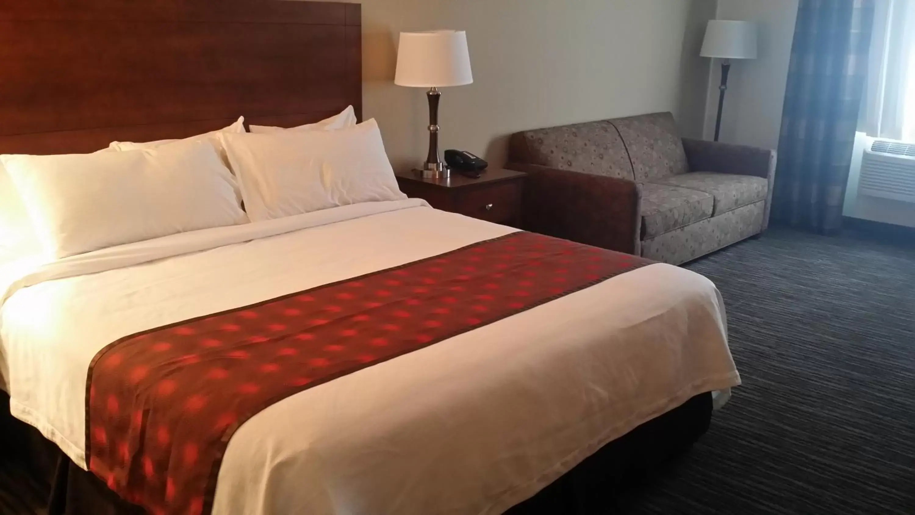 Bed in GrandStay Hotel and Suites Parkers Prairie