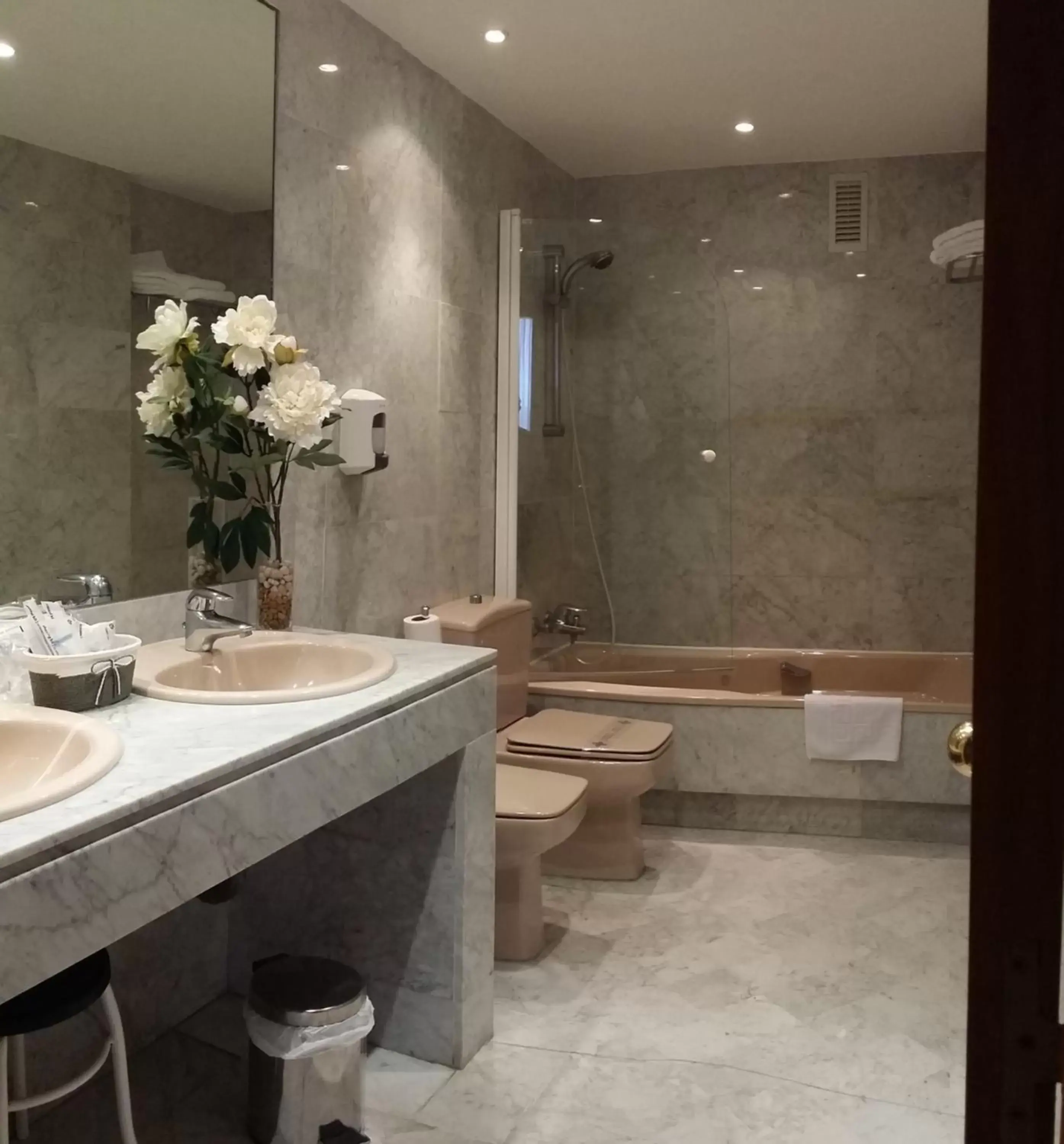 Shower, Bathroom in Hotel San Polo