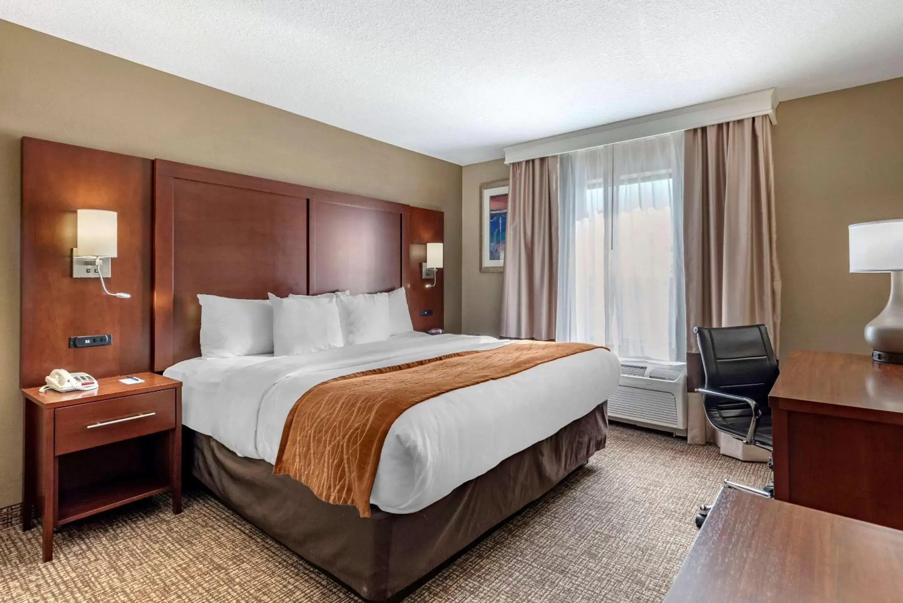 Photo of the whole room, Bed in Comfort Inn & Suites Muncie