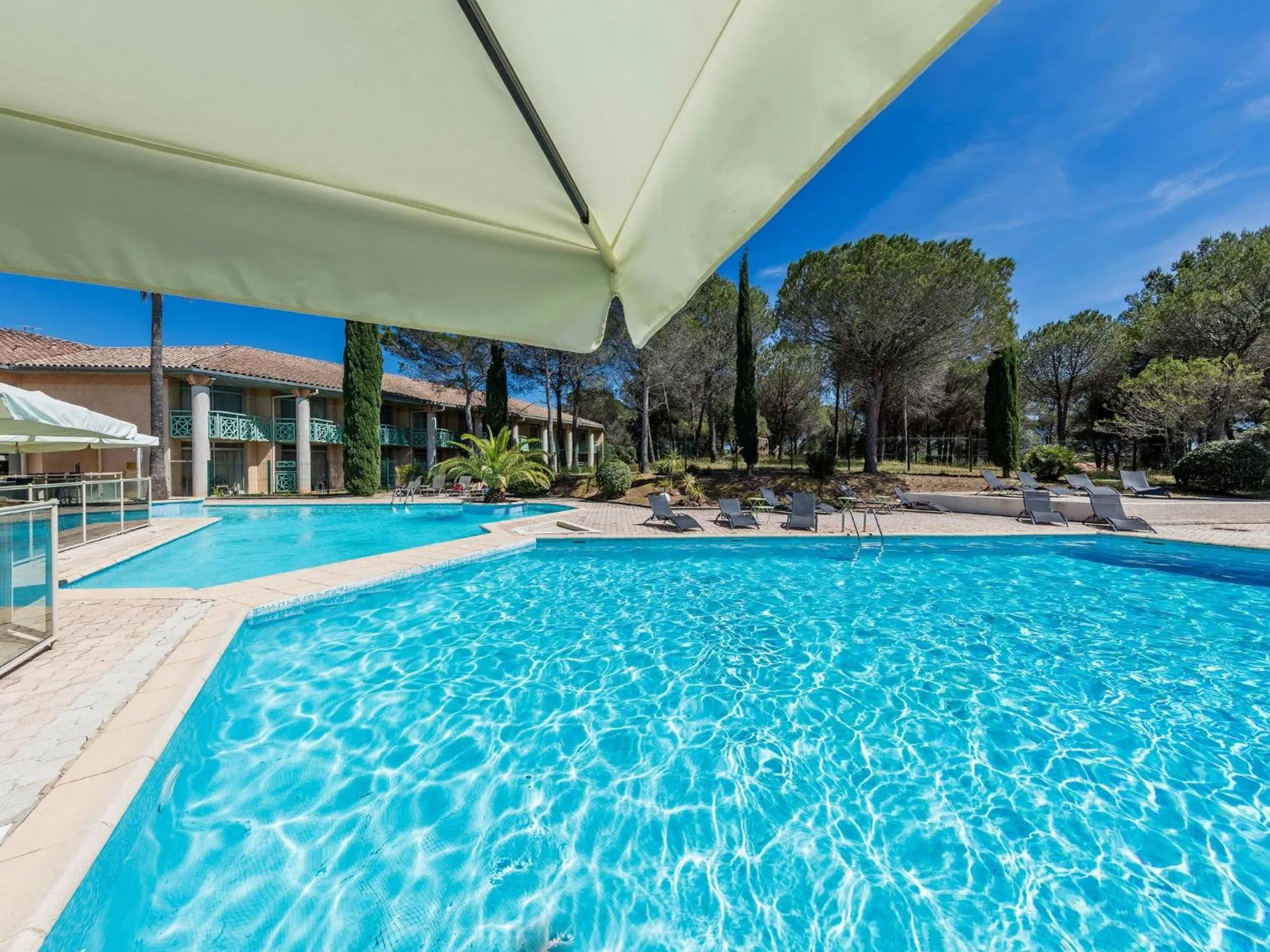 Swimming pool in Garrigae Domaine de l'Esterel - piscine & SPA Cinq Mondes