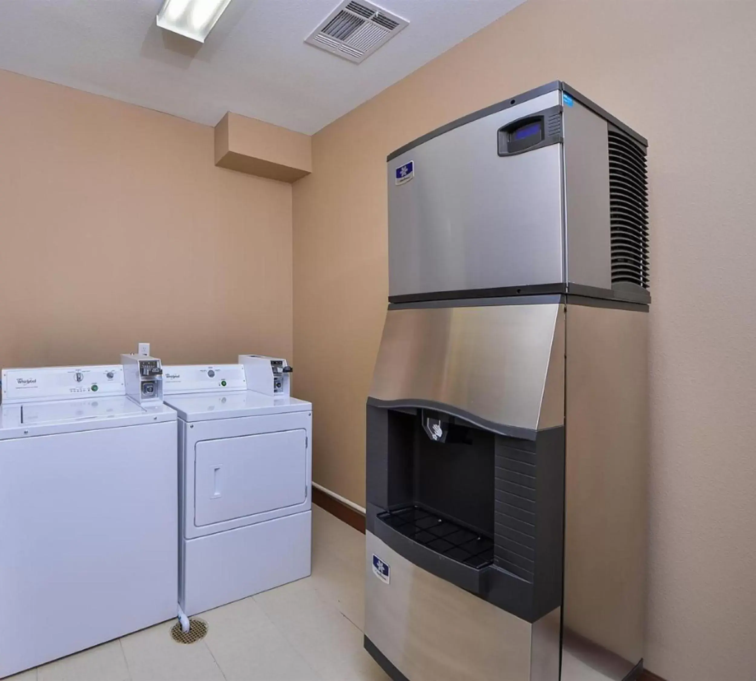 Area and facilities, Kitchen/Kitchenette in Americas Best Value Inn Cuero