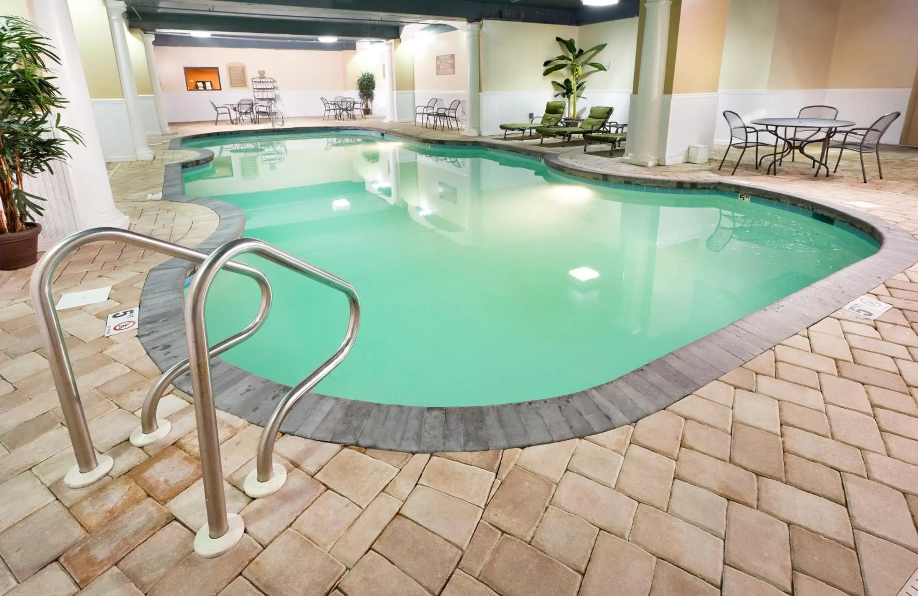 Swimming Pool in Country Inn & Suites by Radisson, Virginia Beach (Oceanfront), VA