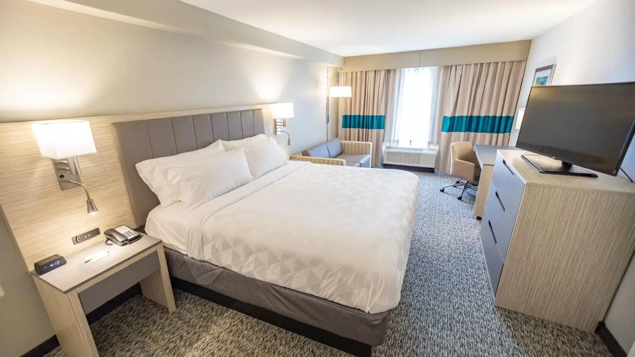 Premium King Room in Holiday Inn Knoxville N - Merchant Drive by IHG Premium King Room in Holiday Inn Knoxville N - Merchant Drive by IHG