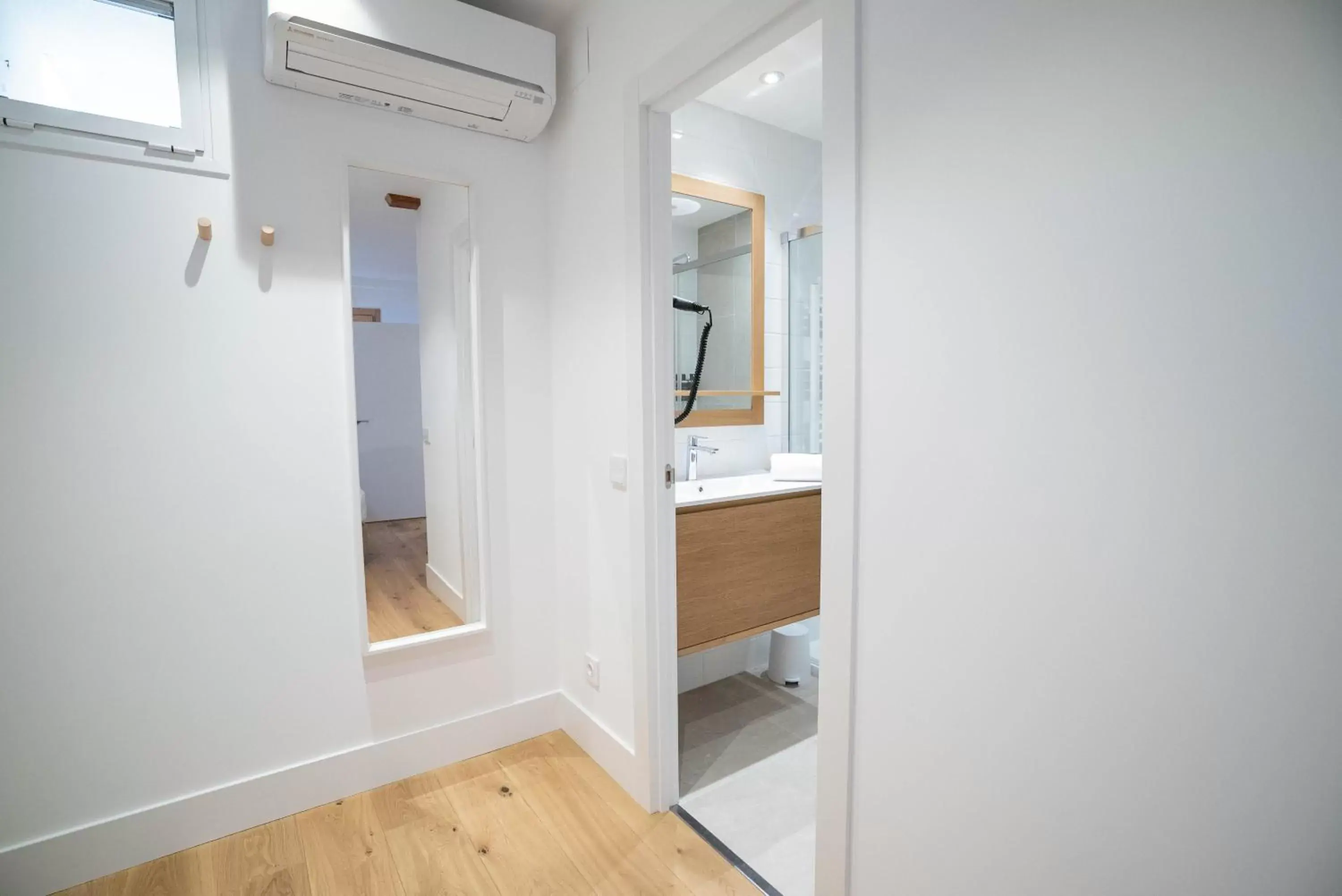 Bathroom, Kitchen/Kitchenette in SmartRental Madrid Gran Via Apartments