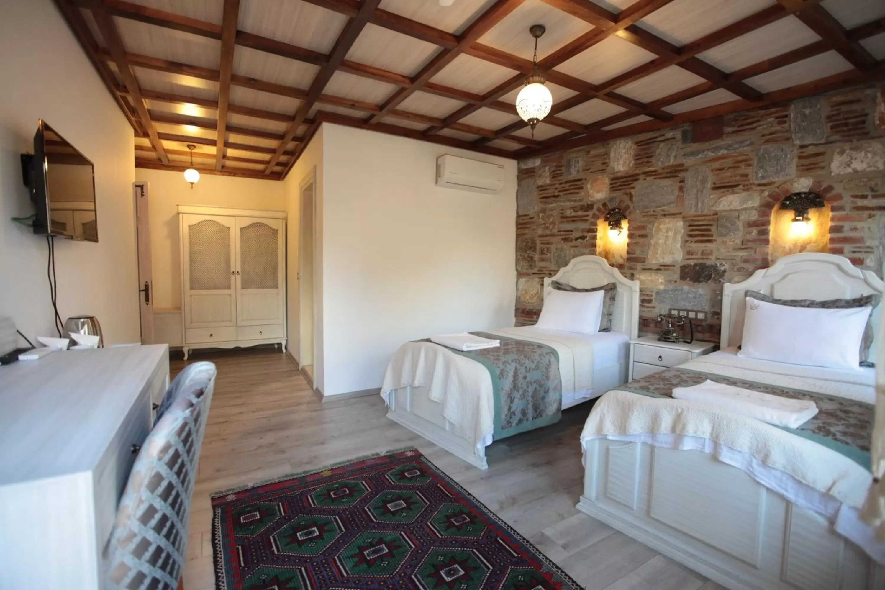 Photo of the whole room, Bed in Celsus Boutique Hotel