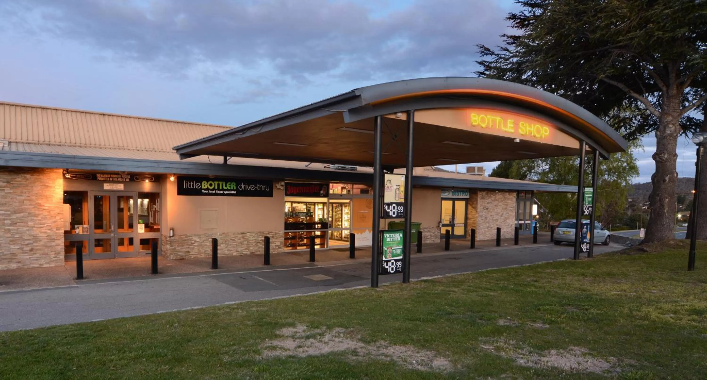 Property building in Lake Jindabyne Hotel