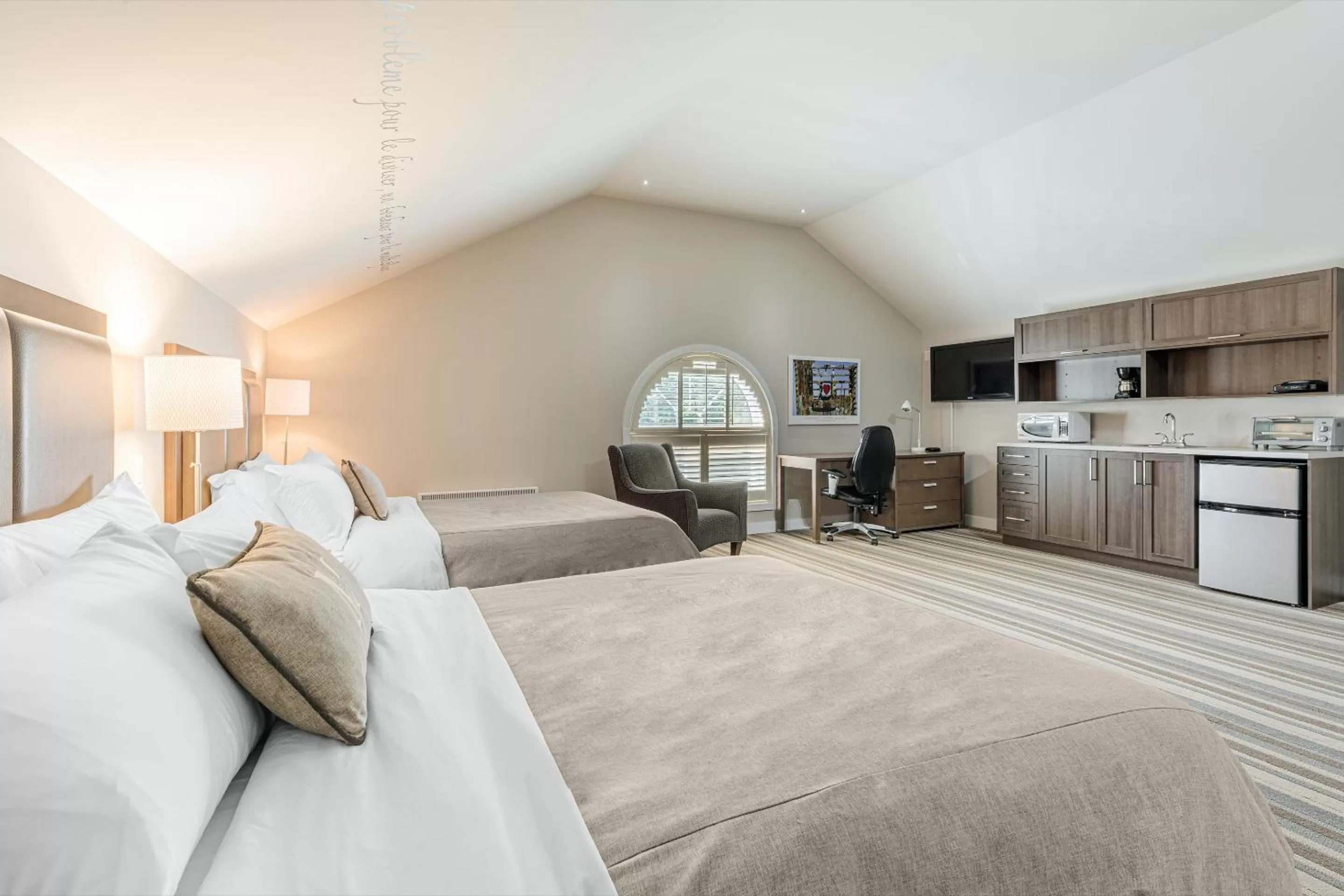 Kitchen or kitchenette, Bed in Hotel Montfort Nicolet