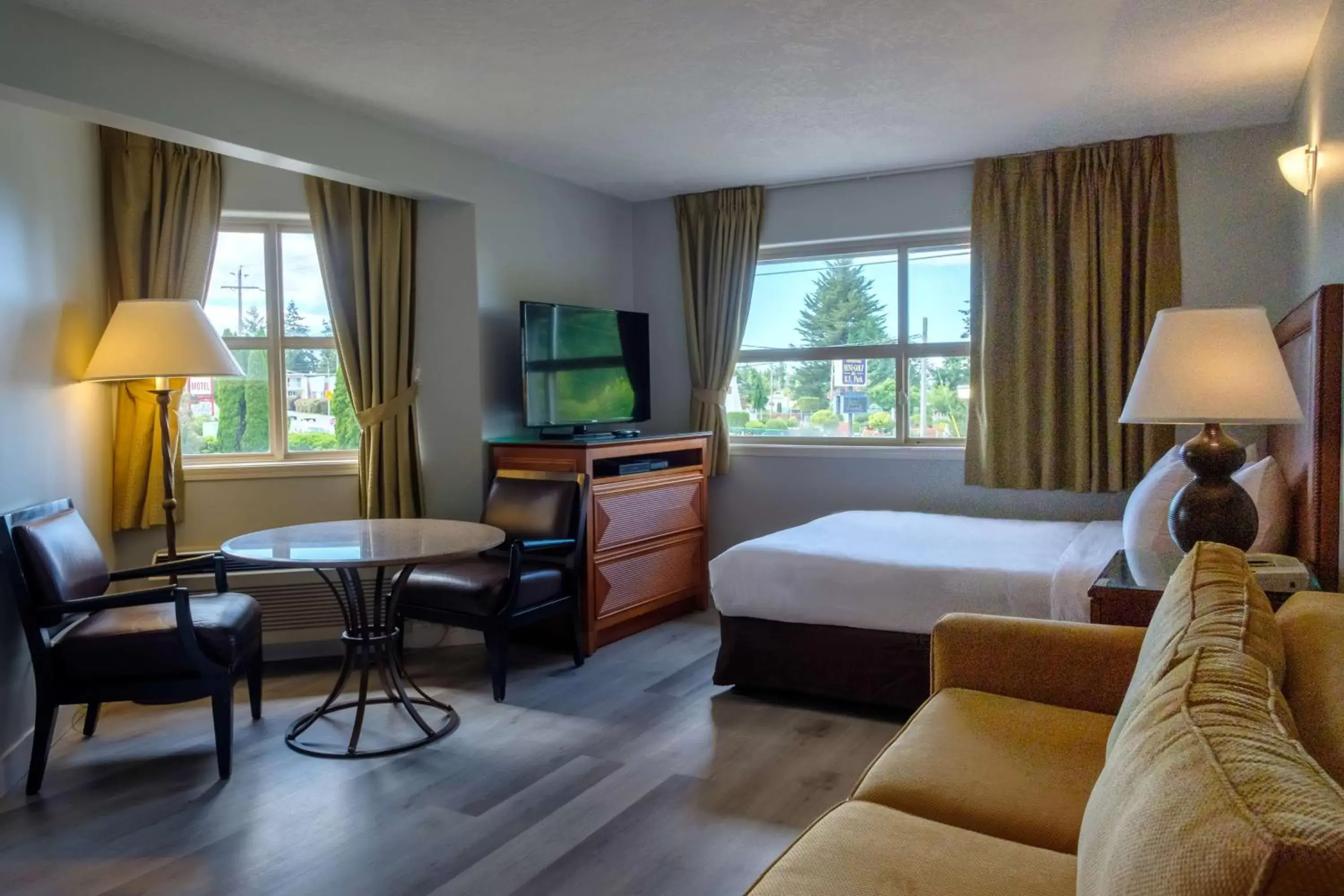 Photo of the whole room, Seating Area in Coast Parksville Hotel