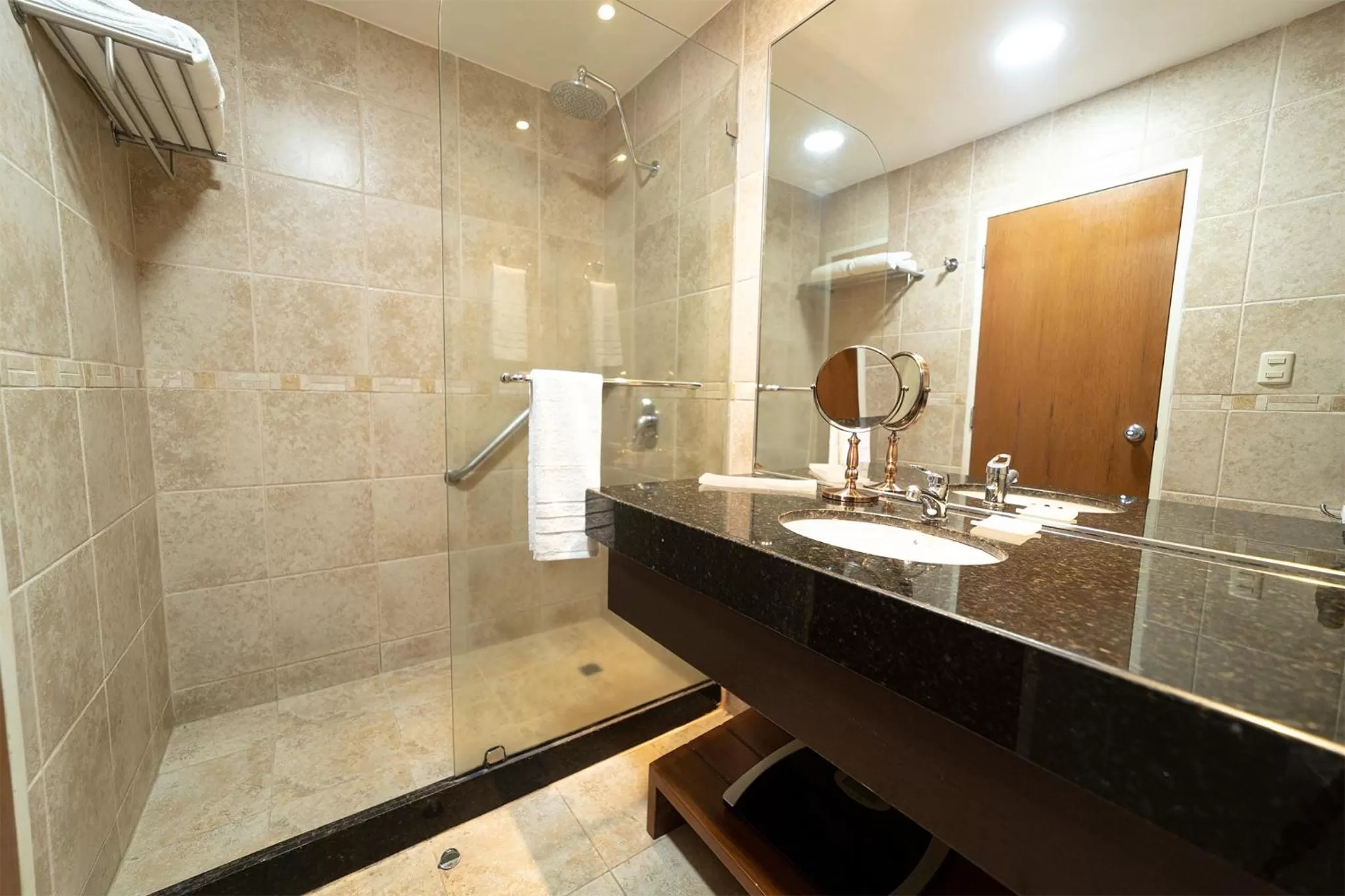 Shower in TRYP by Wyndham Guayaquil Airport