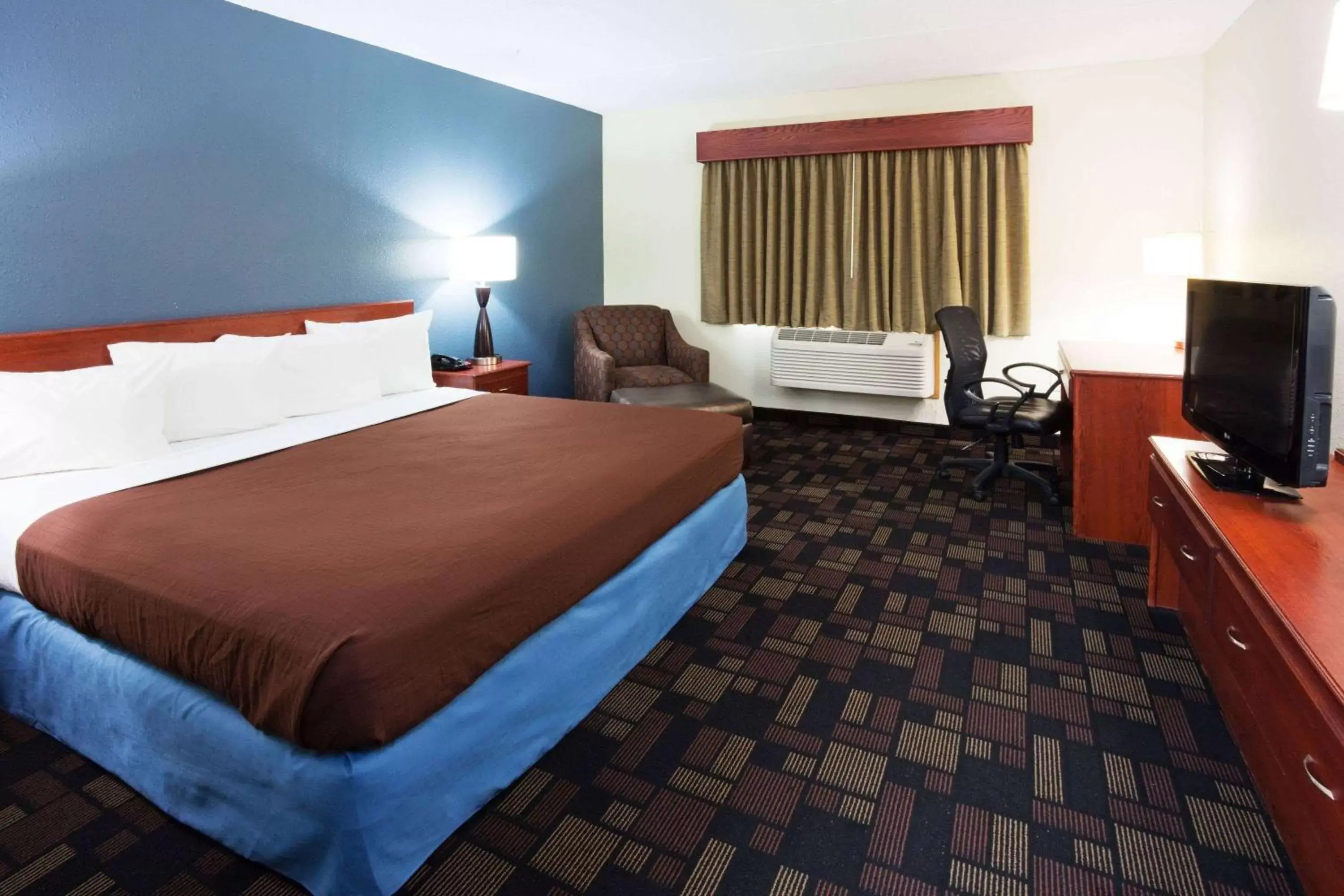 Photo of the whole room, Bed in AmericInn by Wyndham Austin