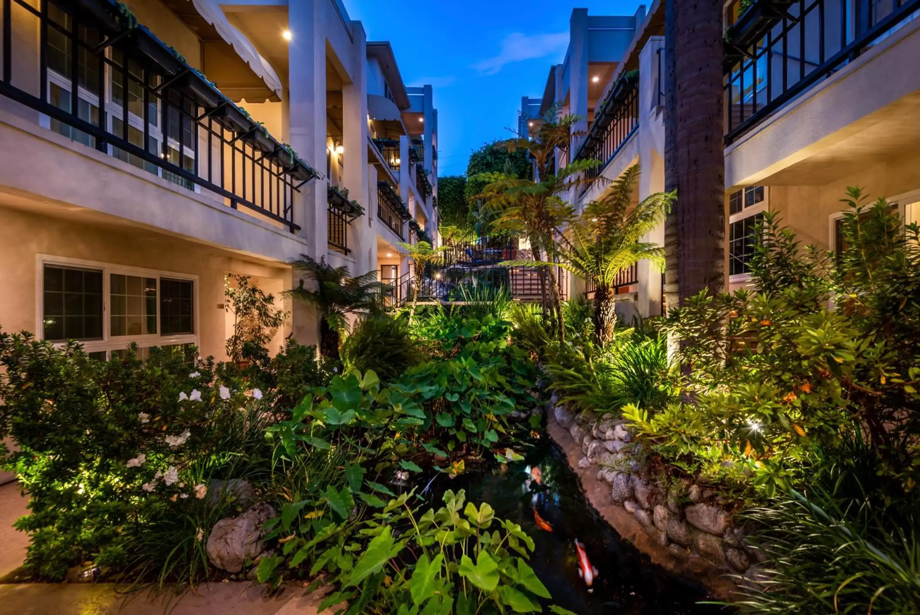 Garden, Property Building in Beverly Hills Plaza Hotel & Spa