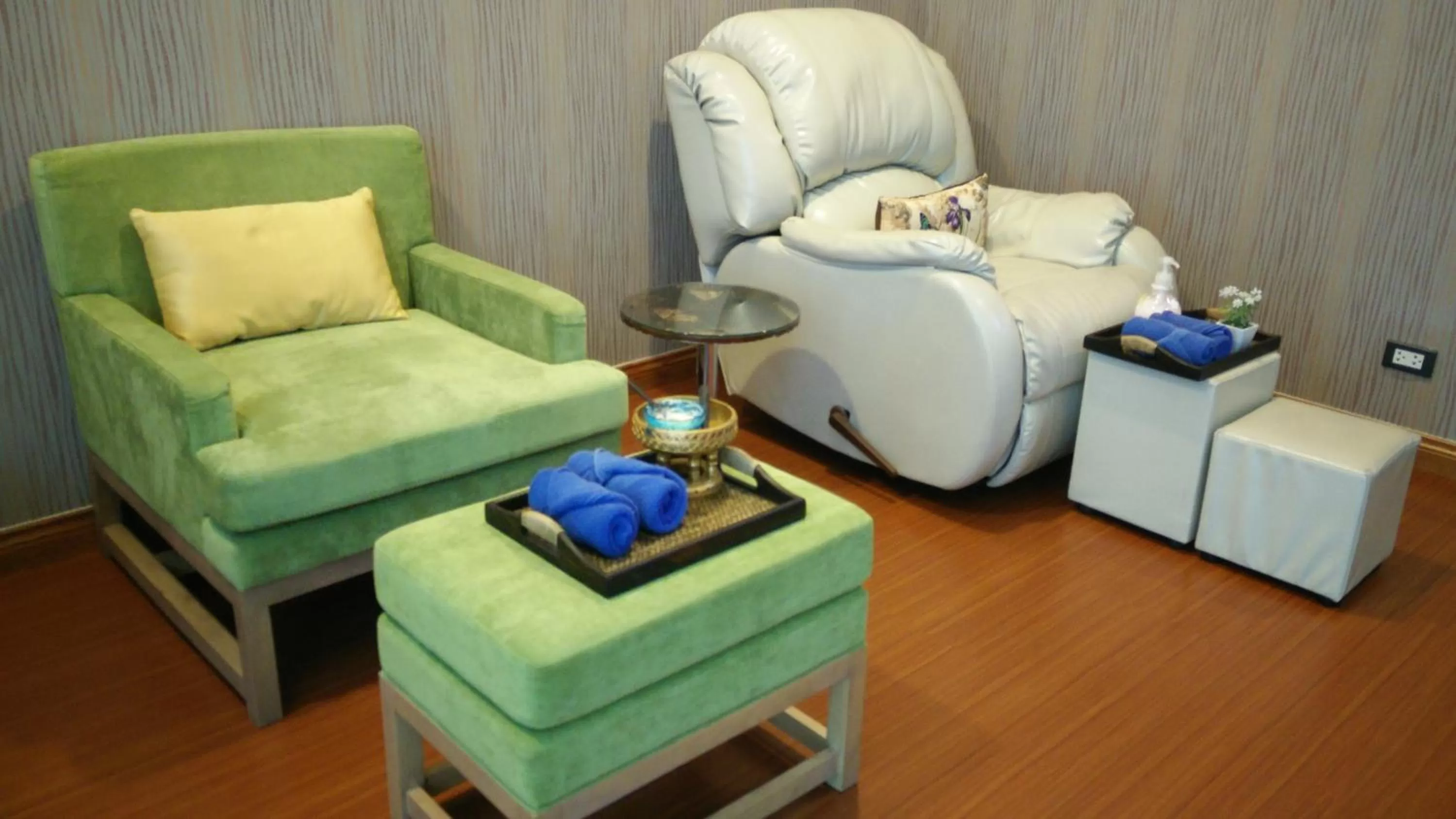 Seating area in 42C The Chic Hotel