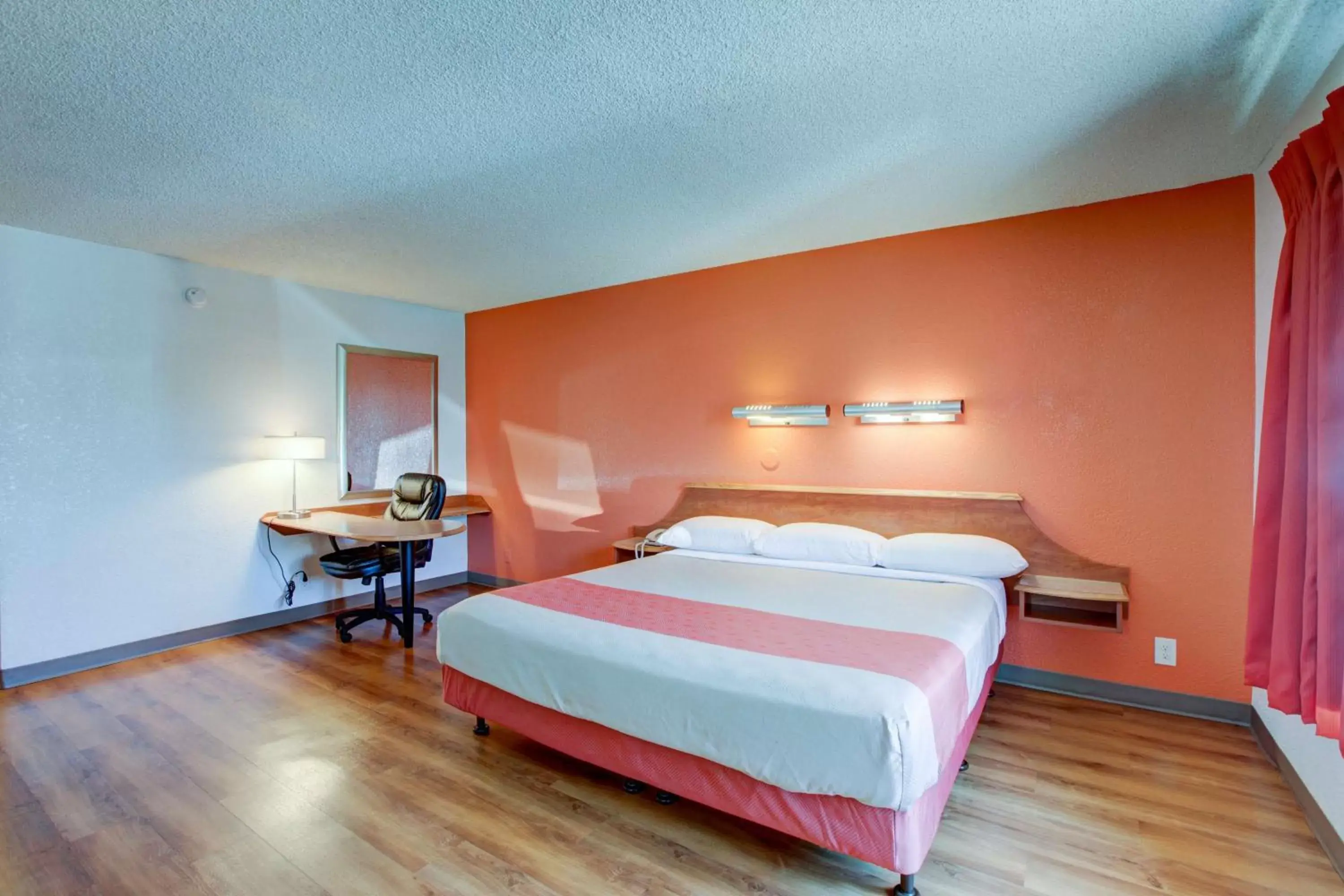 Bedroom, Bed in Motel 6-Santa Ana, CA - Irvine - Orange County Airport