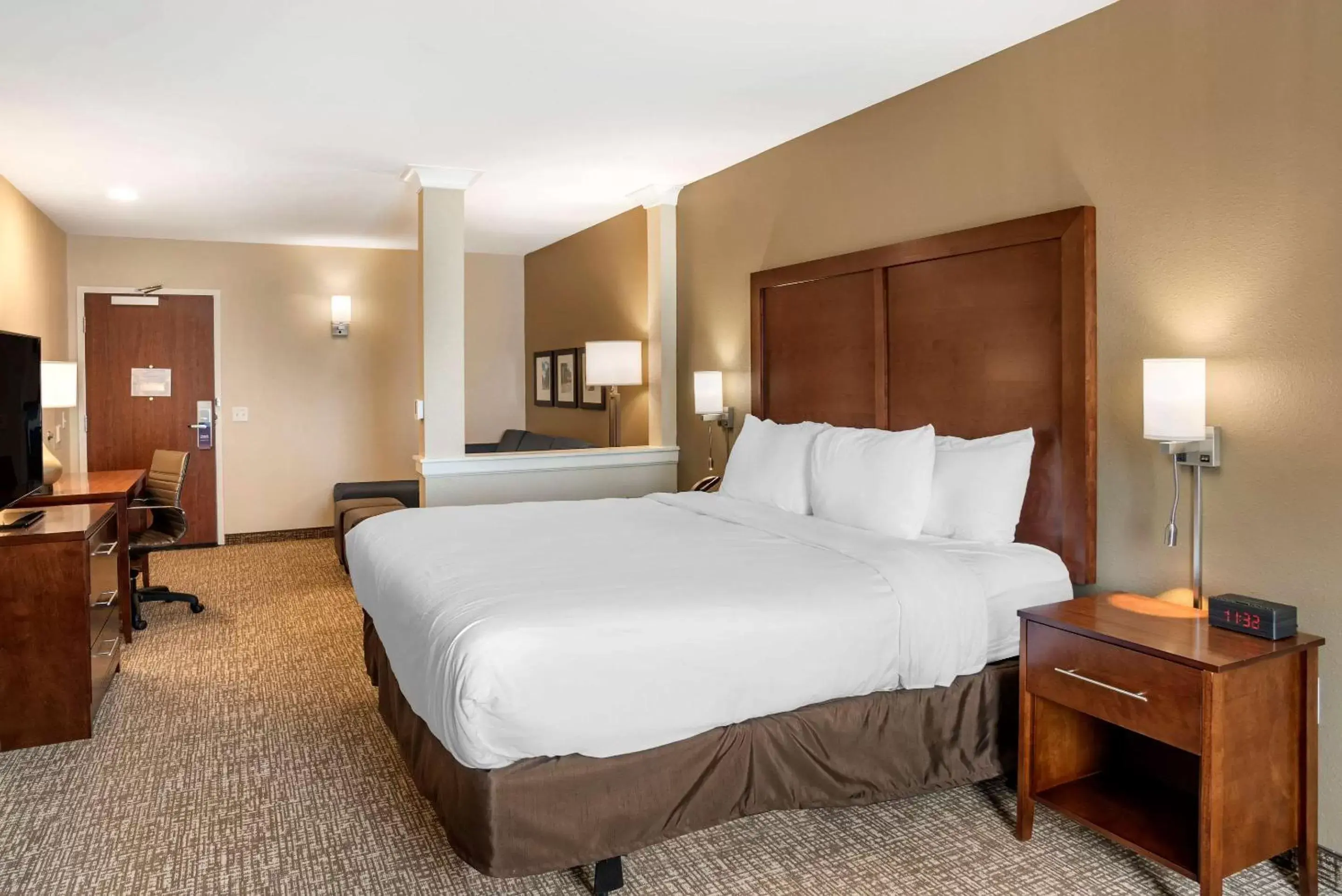 Photo of the whole room, Bed in Comfort Inn & Suites